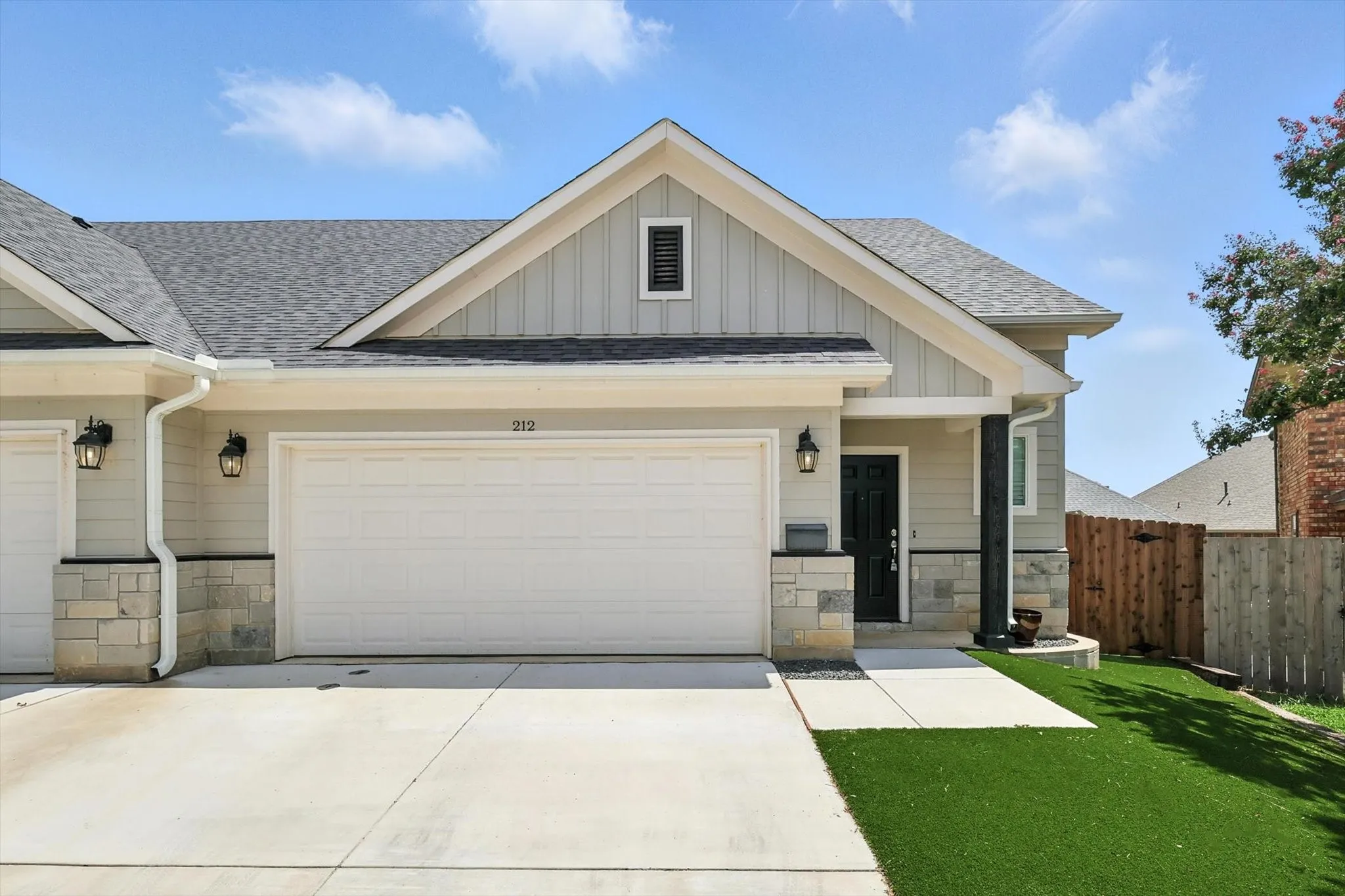 Duplex For Rent in Tarrant County , 212 Wayside Court, Bedford, Texas 76021, 3 Bedroom, 3 Bathroom, 2 Garage spaces, 1,491 Sqft, built in 2022, mls#21377003, Real Estate Agent in Bedford, Homes For Rent in Tarrant county, Homes For Rent in Bedford, Realtor in Bedford Texas, Real Estate Brokerage Independent Realty Texas, Luminita Cordes Realtor