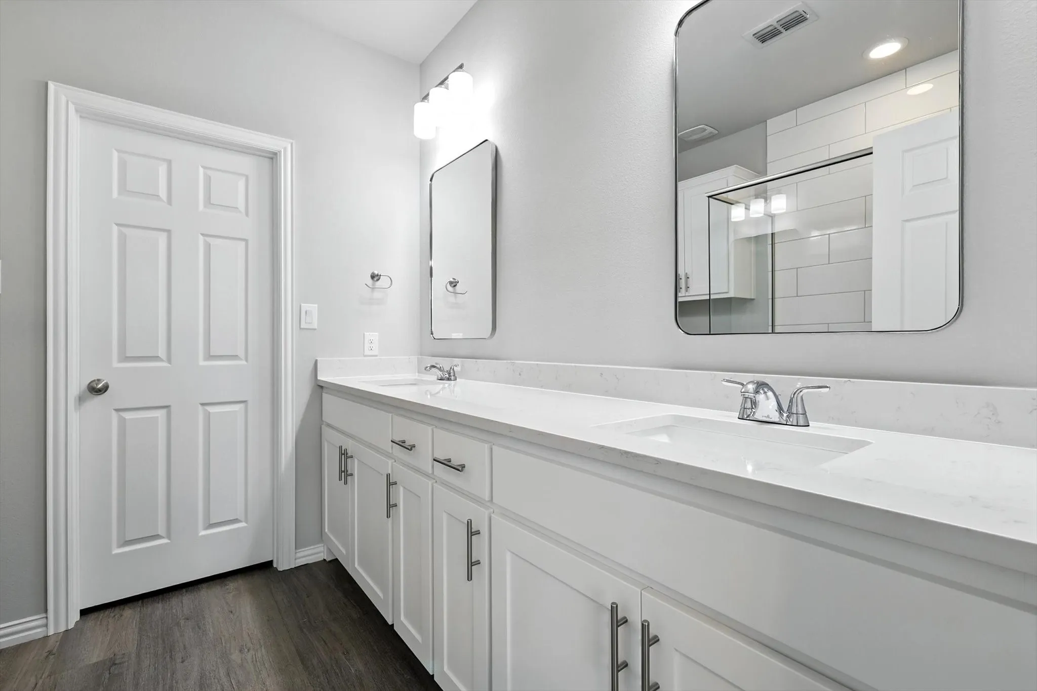 Duplex For Rent in Tarrant County , 212 Wayside Court, Bedford, Texas 76021, 3 Bedroom, 3 Bathroom, 2 Garage spaces, 1,491 Sqft, built in 2022, mls#21377003, Real Estate Agent in Bedford, Homes For Rent in Tarrant county, Homes For Rent in Bedford, Realtor in Bedford Texas, Real Estate Brokerage Independent Realty Texas, Luminita Cordes Realtor
