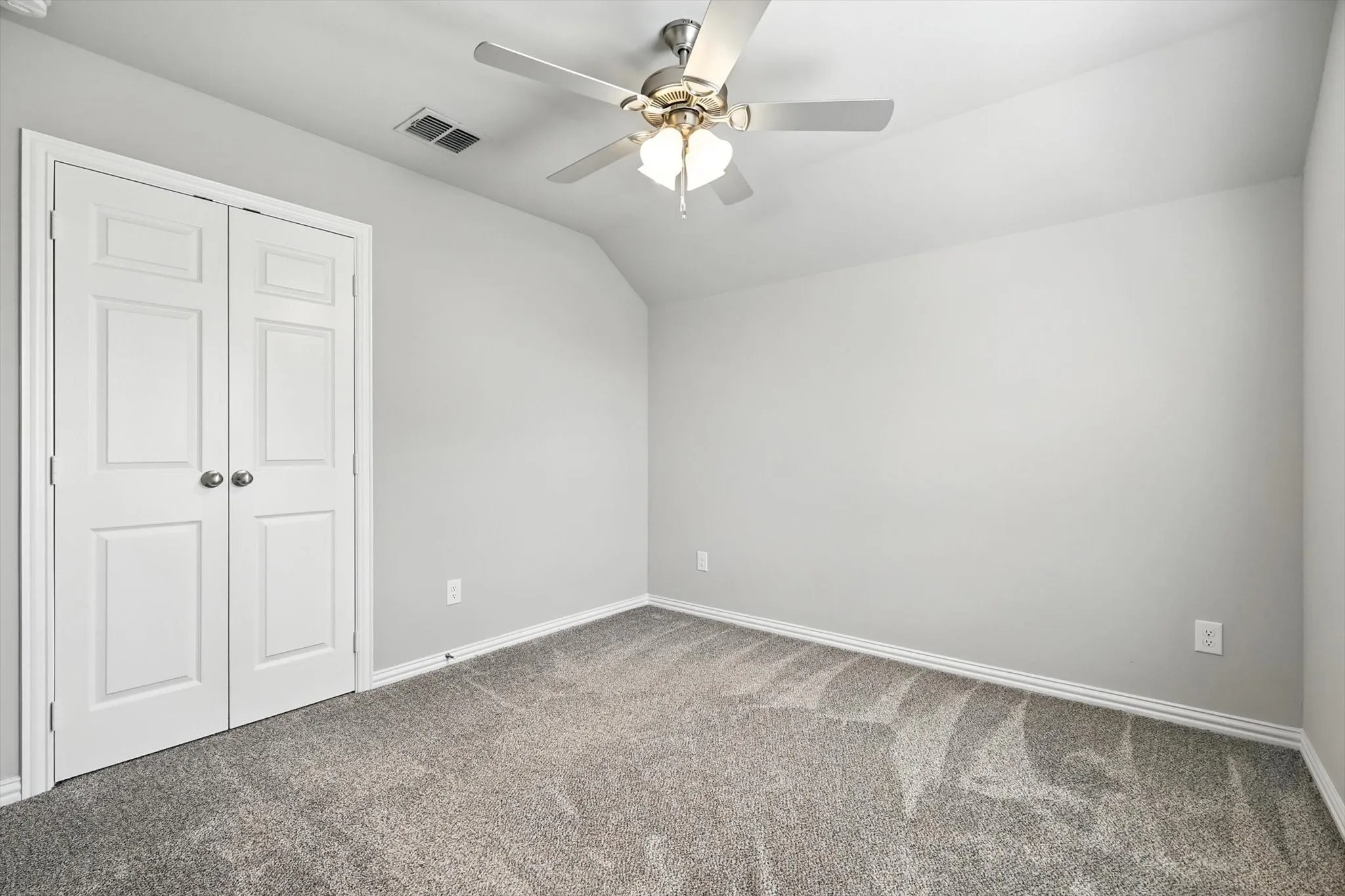 Duplex For Rent in Tarrant County , 212 Wayside Court, Bedford, Texas 76021, 3 Bedroom, 3 Bathroom, 2 Garage spaces, 1,491 Sqft, built in 2022, mls#21377003, Real Estate Agent in Bedford, Homes For Rent in Tarrant county, Homes For Rent in Bedford, Realtor in Bedford Texas, Real Estate Brokerage Independent Realty Texas, Luminita Cordes Realtor