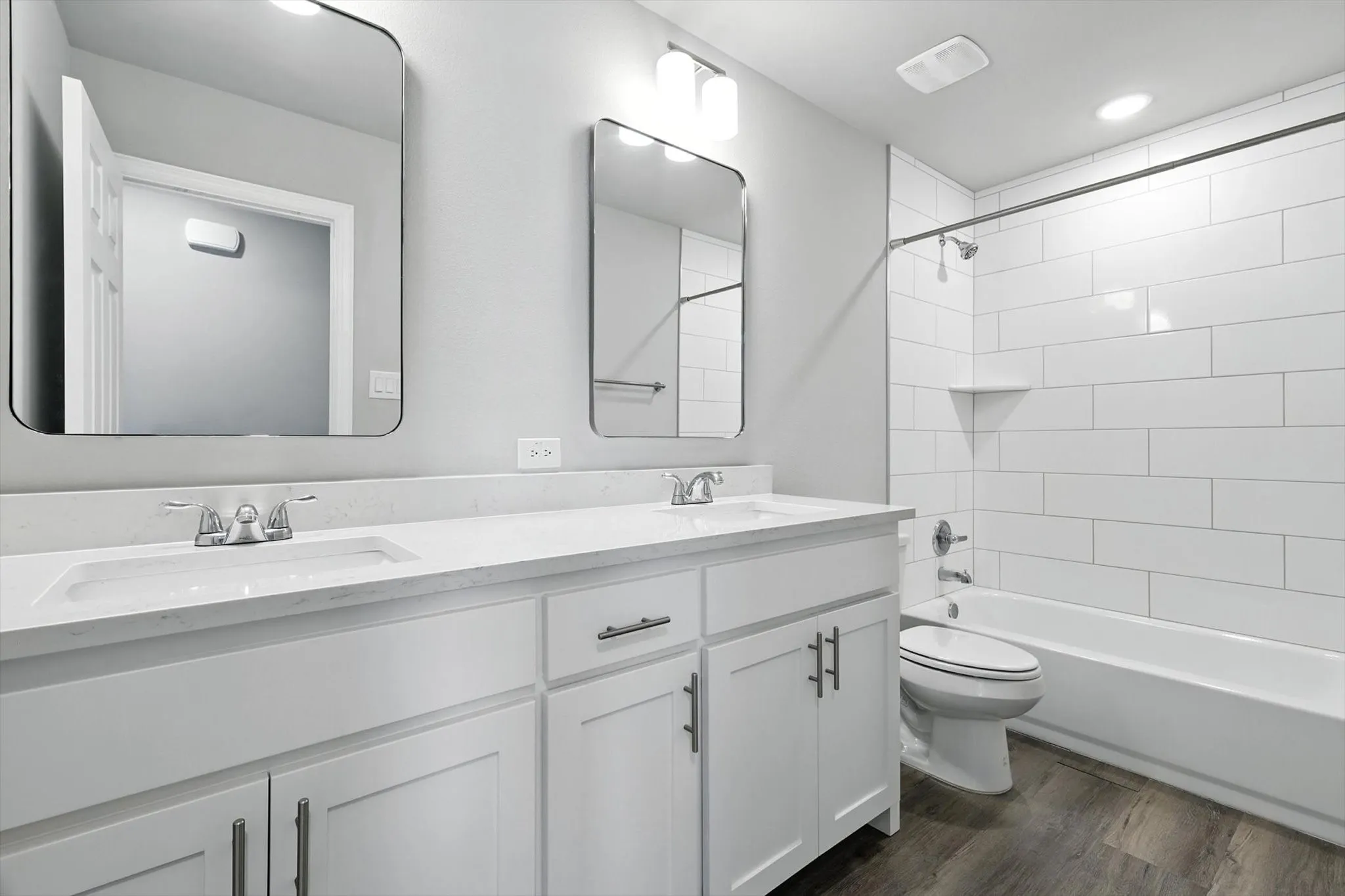 Duplex For Rent in Tarrant County , 212 Wayside Court, Bedford, Texas 76021, 3 Bedroom, 3 Bathroom, 2 Garage spaces, 1,491 Sqft, built in 2022, mls#21377003, Real Estate Agent in Bedford, Homes For Rent in Tarrant county, Homes For Rent in Bedford, Realtor in Bedford Texas, Real Estate Brokerage Independent Realty Texas, Luminita Cordes Realtor