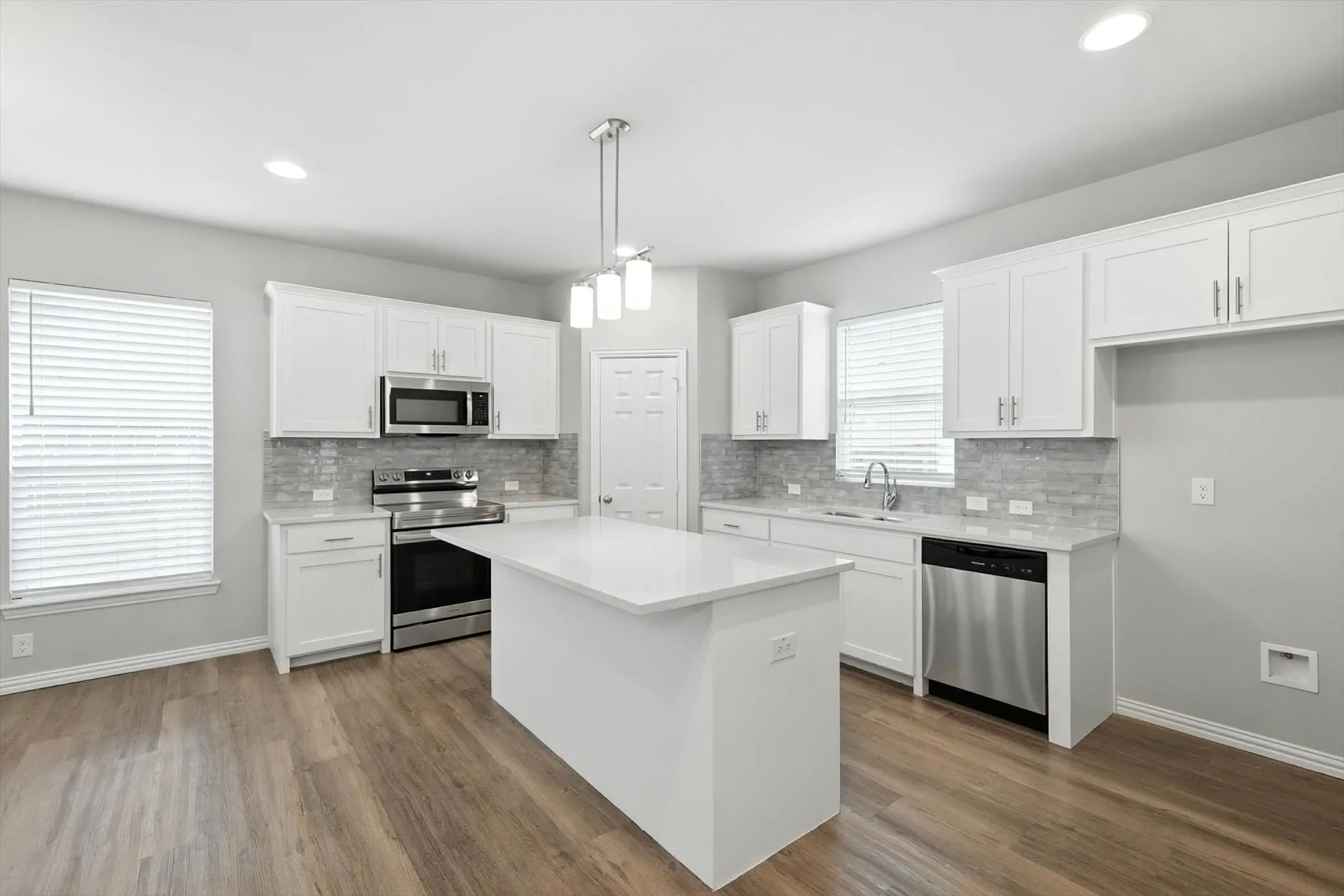 Duplex For Rent in Tarrant County , 212 Wayside Court, Bedford, Texas 76021, 3 Bedroom, 3 Bathroom, 2 Garage spaces, 1,491 Sqft, built in 2022, mls#21377003, Real Estate Agent in Bedford, Homes For Rent in Tarrant county, Homes For Rent in Bedford, Realtor in Bedford Texas, Real Estate Brokerage Independent Realty Texas, Luminita Cordes Realtor