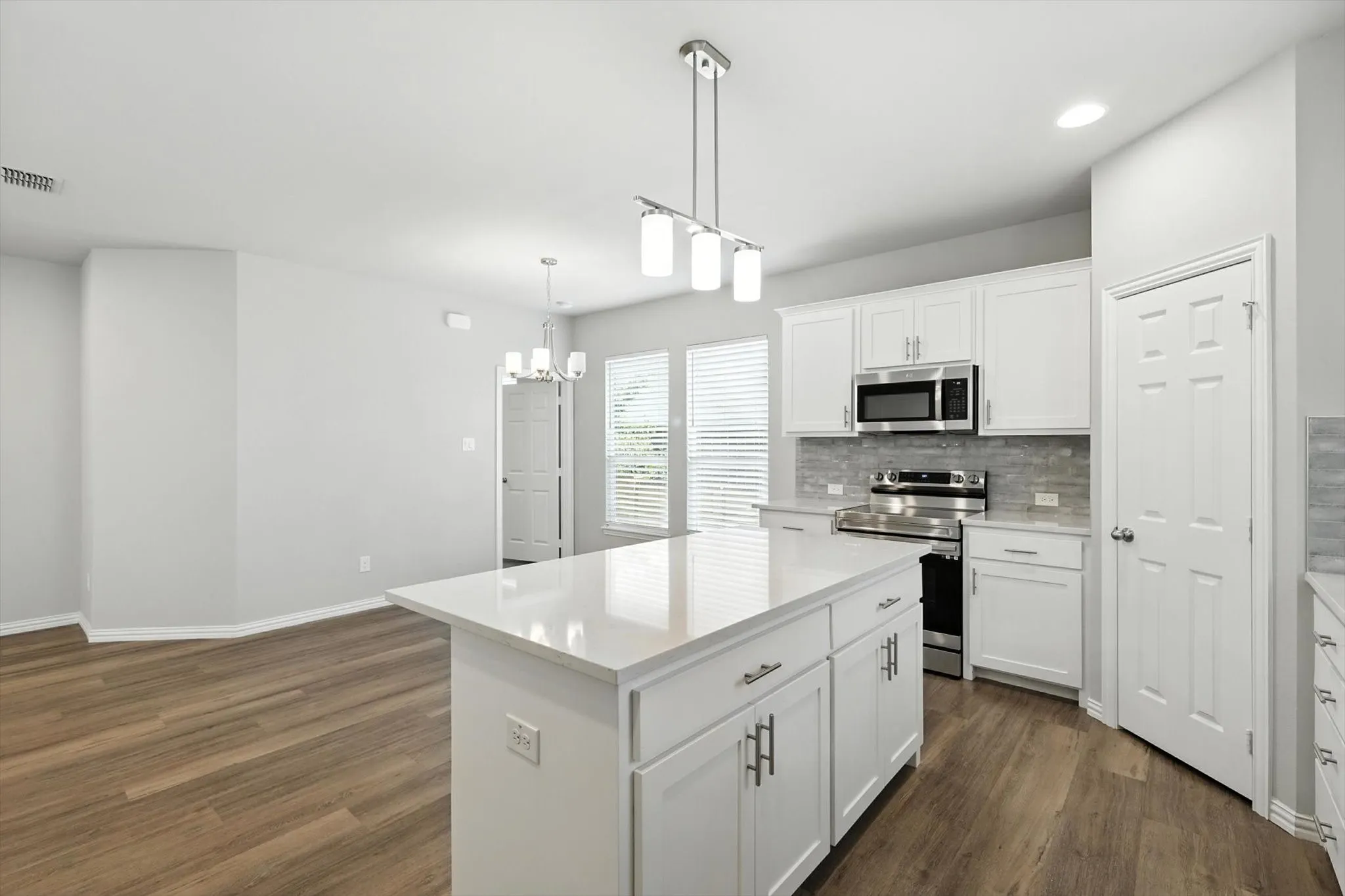Duplex For Rent in Tarrant County , 212 Wayside Court, Bedford, Texas 76021, 3 Bedroom, 3 Bathroom, 2 Garage spaces, 1,491 Sqft, built in 2022, mls#21377003, Real Estate Agent in Bedford, Homes For Rent in Tarrant county, Homes For Rent in Bedford, Realtor in Bedford Texas, Real Estate Brokerage Independent Realty Texas, Luminita Cordes Realtor