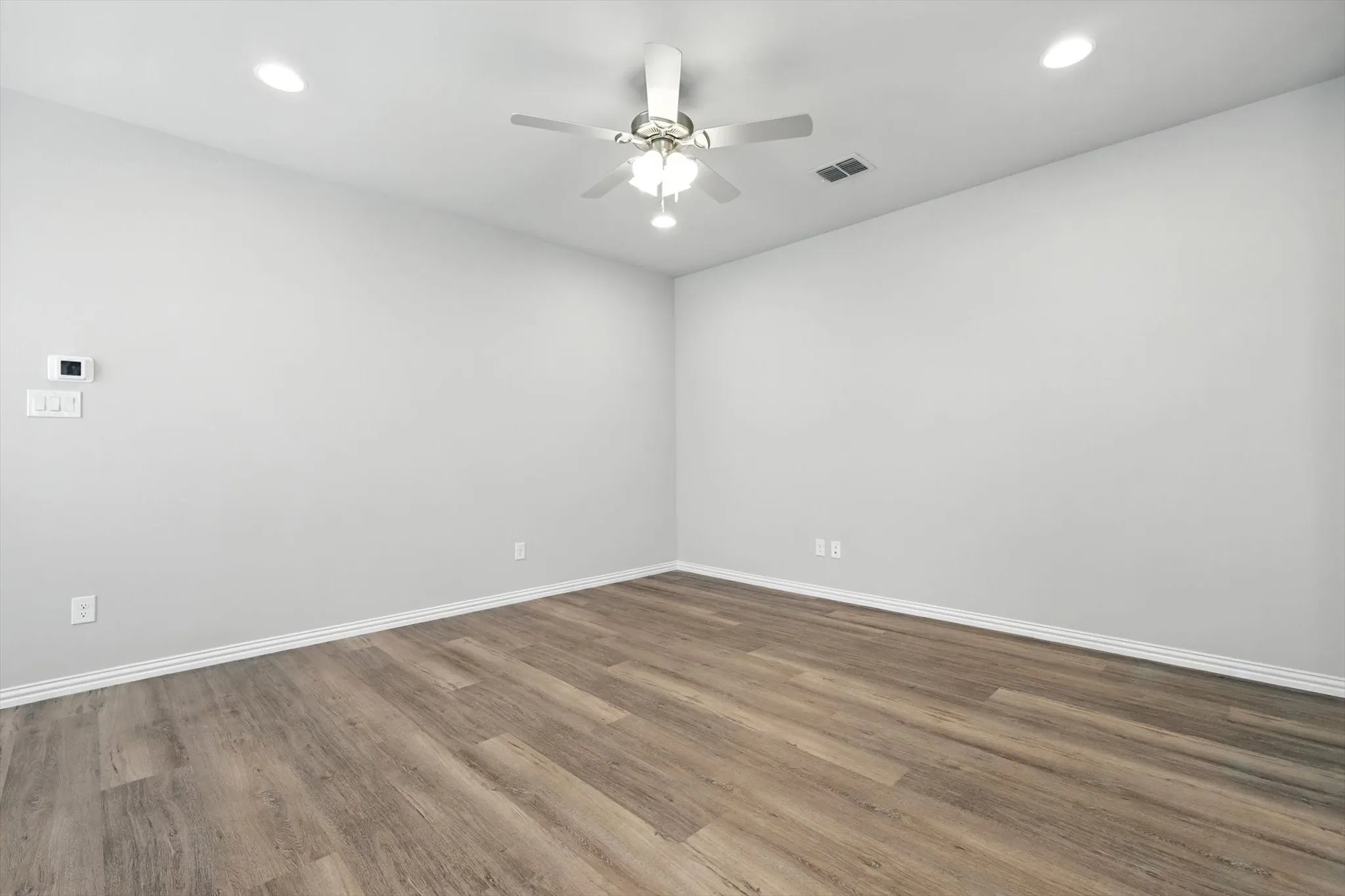 Duplex For Rent in Tarrant County , 212 Wayside Court, Bedford, Texas 76021, 3 Bedroom, 3 Bathroom, 2 Garage spaces, 1,491 Sqft, built in 2022, mls#21377003, Real Estate Agent in Bedford, Homes For Rent in Tarrant county, Homes For Rent in Bedford, Realtor in Bedford Texas, Real Estate Brokerage Independent Realty Texas, Luminita Cordes Realtor