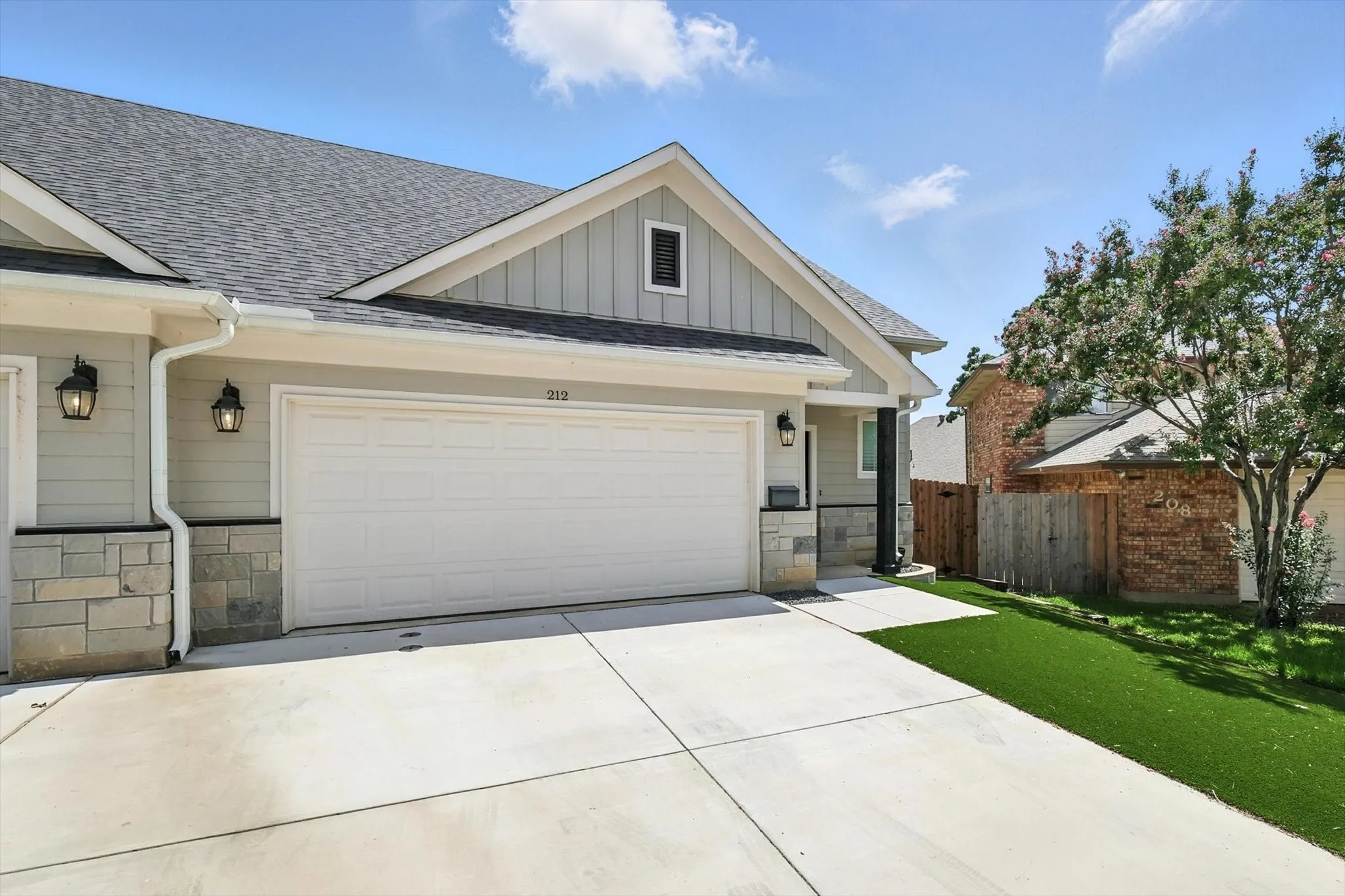 Duplex For Rent in Tarrant County , 212 Wayside Court, Bedford, Texas 76021, 3 Bedroom, 3 Bathroom, 2 Garage spaces, 1,491 Sqft, built in 2022, mls#21377003, Real Estate Agent in Bedford, Homes For Rent in Tarrant county, Homes For Rent in Bedford, Realtor in Bedford Texas, Real Estate Brokerage Independent Realty Texas, Luminita Cordes Realtor
