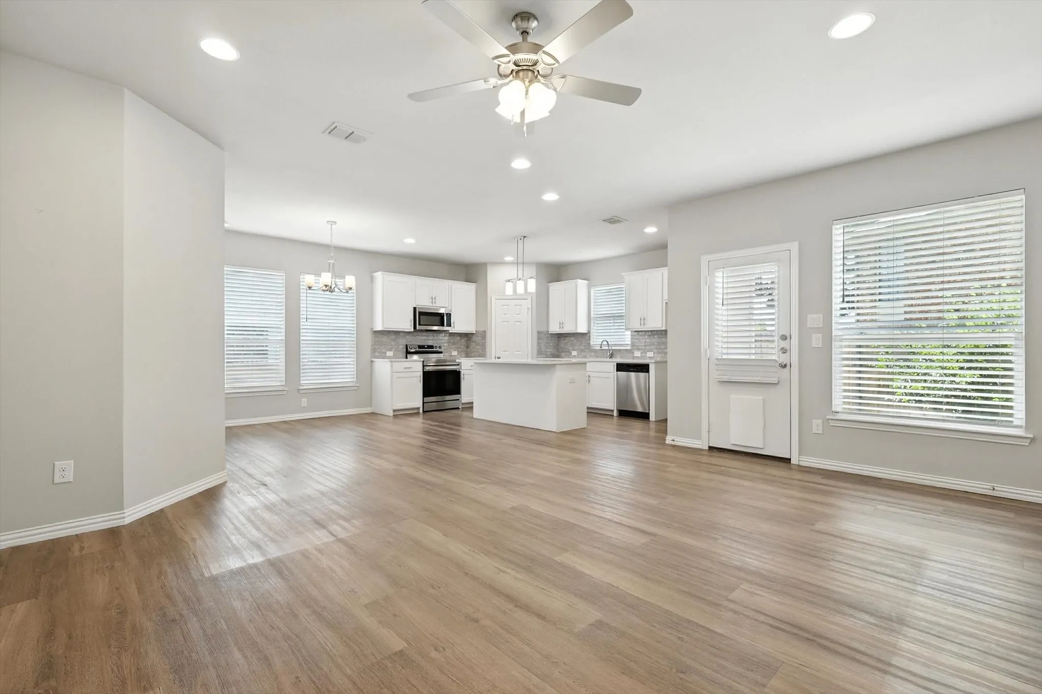 Duplex For Rent in Tarrant County , 212 Wayside Court, Bedford, Texas 76021, 3 Bedroom, 3 Bathroom, 2 Garage spaces, 1,491 Sqft, built in 2022, mls#21377003, Real Estate Agent in Bedford, Homes For Rent in Tarrant county, Homes For Rent in Bedford, Realtor in Bedford Texas, Real Estate Brokerage Independent Realty Texas, Luminita Cordes Realtor
