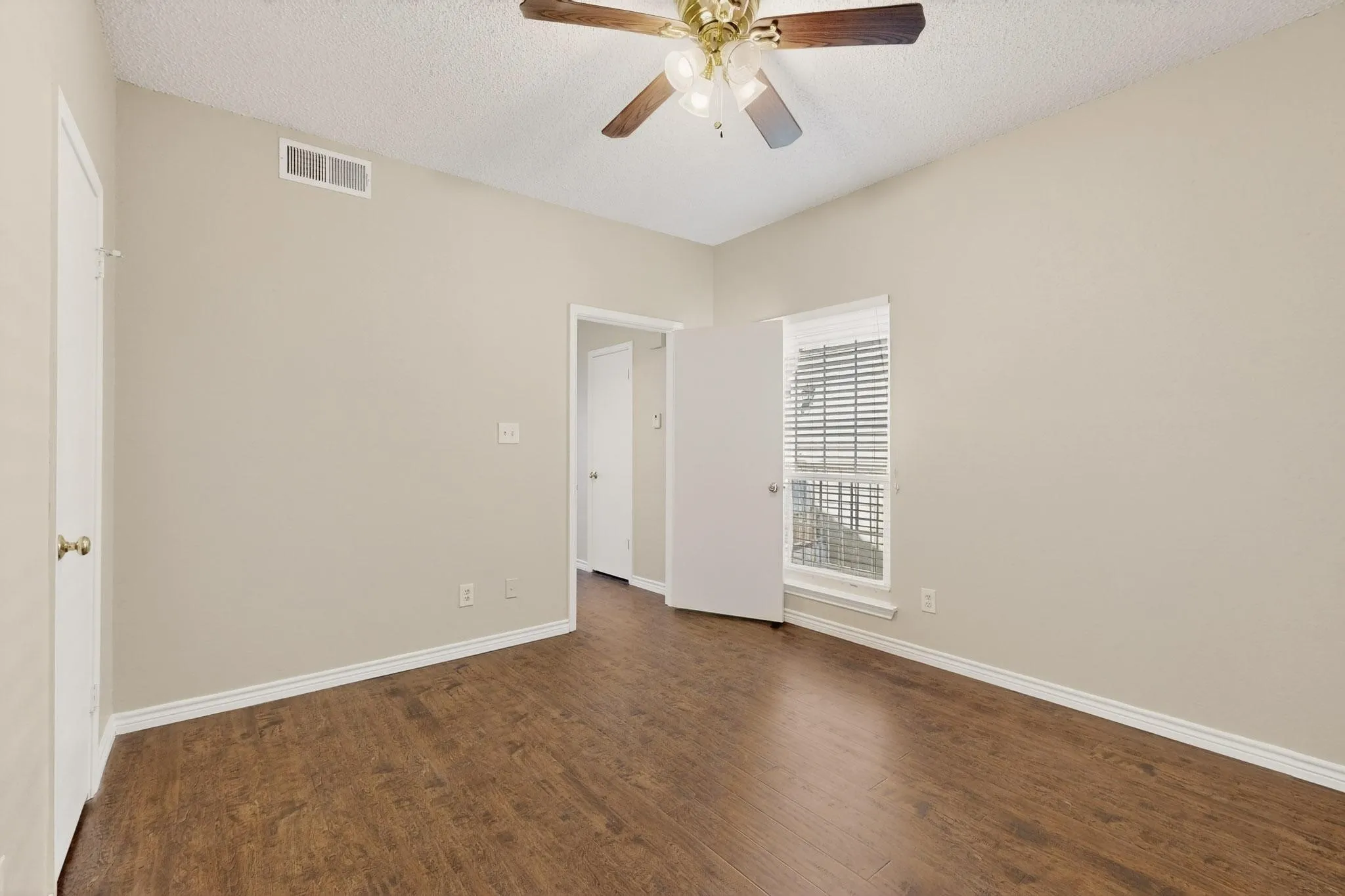Condominium For Sale in Dallas County , 7151 Gaston Avenue 409, Dallas, Texas 75214, 1 Bedroom, 1 Bathroom, Garage spaces, 667 Sqft, built in 1984, mls#21377178, Real Estate Agent in Dallas, Homes For Sale in Dallas county, Homes For Sale in Dallas, Realtor in Dallas Texas, Real Estate Brokerage Independent Realty Texas, Luminita Cordes Realtor