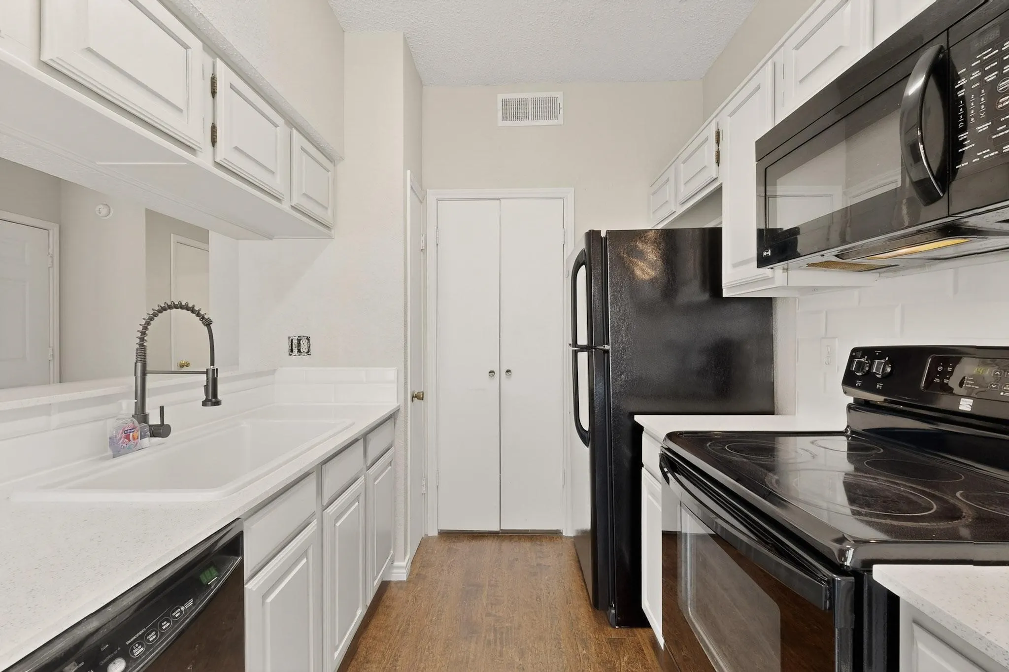 Condominium For Sale in Dallas County , 7151 Gaston Avenue 409, Dallas, Texas 75214, 1 Bedroom, 1 Bathroom, Garage spaces, 667 Sqft, built in 1984, mls#21377178, Real Estate Agent in Dallas, Homes For Sale in Dallas county, Homes For Sale in Dallas, Realtor in Dallas Texas, Real Estate Brokerage Independent Realty Texas, Luminita Cordes Realtor