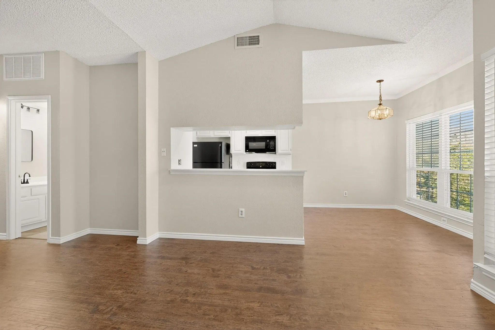 Condominium For Sale in Dallas County , 7151 Gaston Avenue 409, Dallas, Texas 75214, 1 Bedroom, 1 Bathroom, Garage spaces, 667 Sqft, built in 1984, mls#21377178, Real Estate Agent in Dallas, Homes For Sale in Dallas county, Homes For Sale in Dallas, Realtor in Dallas Texas, Real Estate Brokerage Independent Realty Texas, Luminita Cordes Realtor