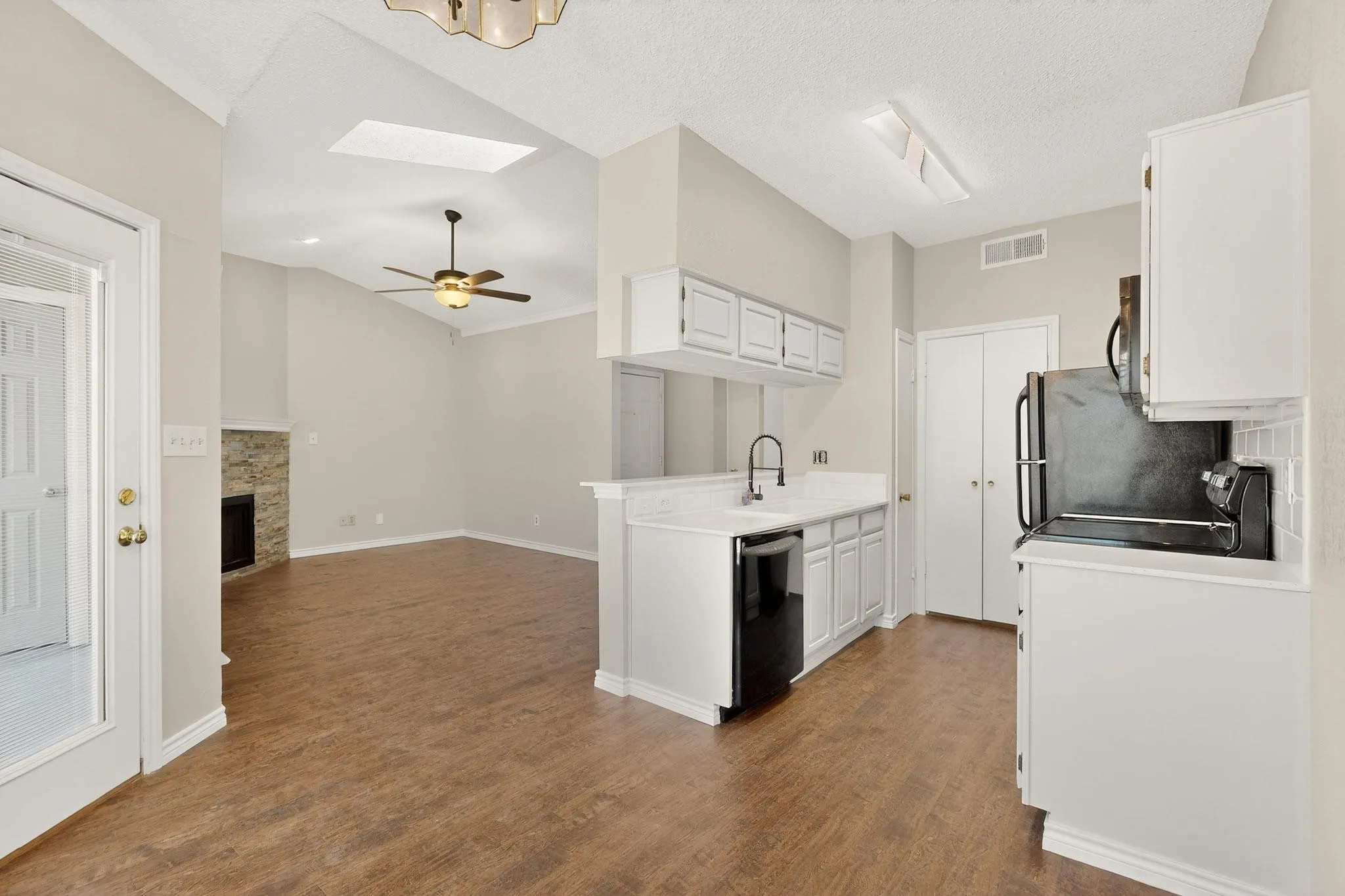Condominium For Sale in Dallas County , 7151 Gaston Avenue 409, Dallas, Texas 75214, 1 Bedroom, 1 Bathroom, Garage spaces, 667 Sqft, built in 1984, mls#21377178, Real Estate Agent in Dallas, Homes For Sale in Dallas county, Homes For Sale in Dallas, Realtor in Dallas Texas, Real Estate Brokerage Independent Realty Texas, Luminita Cordes Realtor