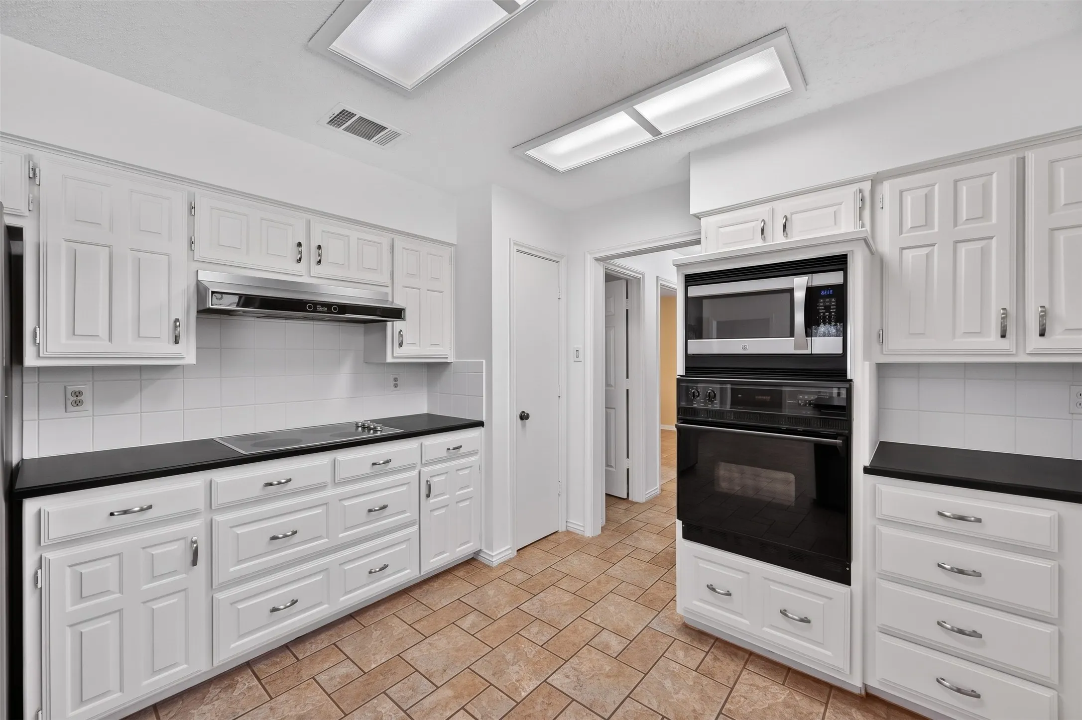 Single Family Residence For Sale in Denton County , 6501 Oakview Drive, Flower Mound, Texas 75022, 4 Bedroom, 3 Bathroom, 2 Garage spaces, 2,459 Sqft, built in 1984, mls#21365638, Real Estate Agent in Flower Mound, Homes For Sale in Denton county, Homes For Sale in Flower Mound, Realtor in Flower Mound Texas, Real Estate Brokerage Independent Realty Texas, Luminita Cordes Realtor