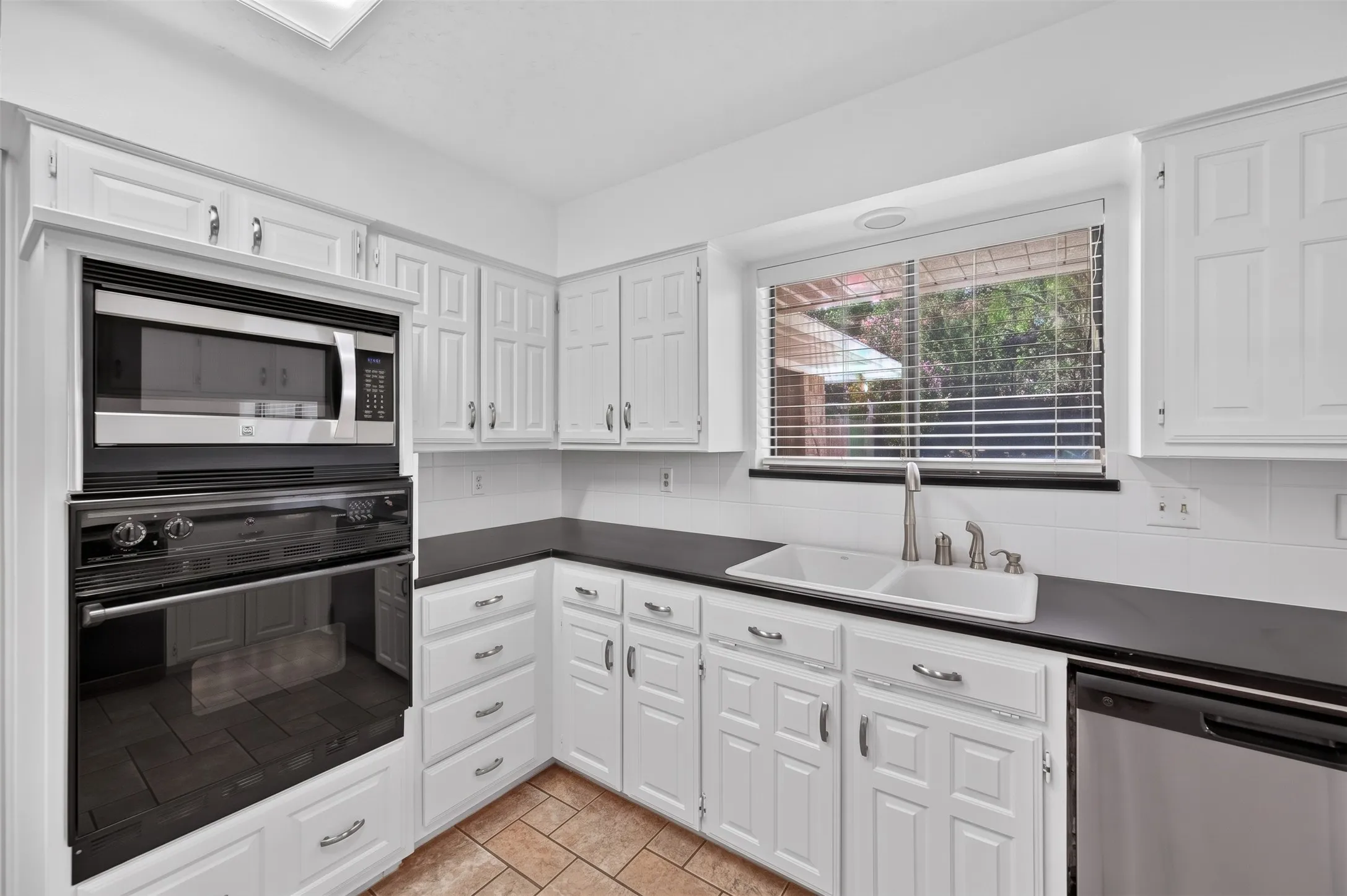 Single Family Residence For Sale in Denton County , 6501 Oakview Drive, Flower Mound, Texas 75022, 4 Bedroom, 3 Bathroom, 2 Garage spaces, 2,459 Sqft, built in 1984, mls#21365638, Real Estate Agent in Flower Mound, Homes For Sale in Denton county, Homes For Sale in Flower Mound, Realtor in Flower Mound Texas, Real Estate Brokerage Independent Realty Texas, Luminita Cordes Realtor