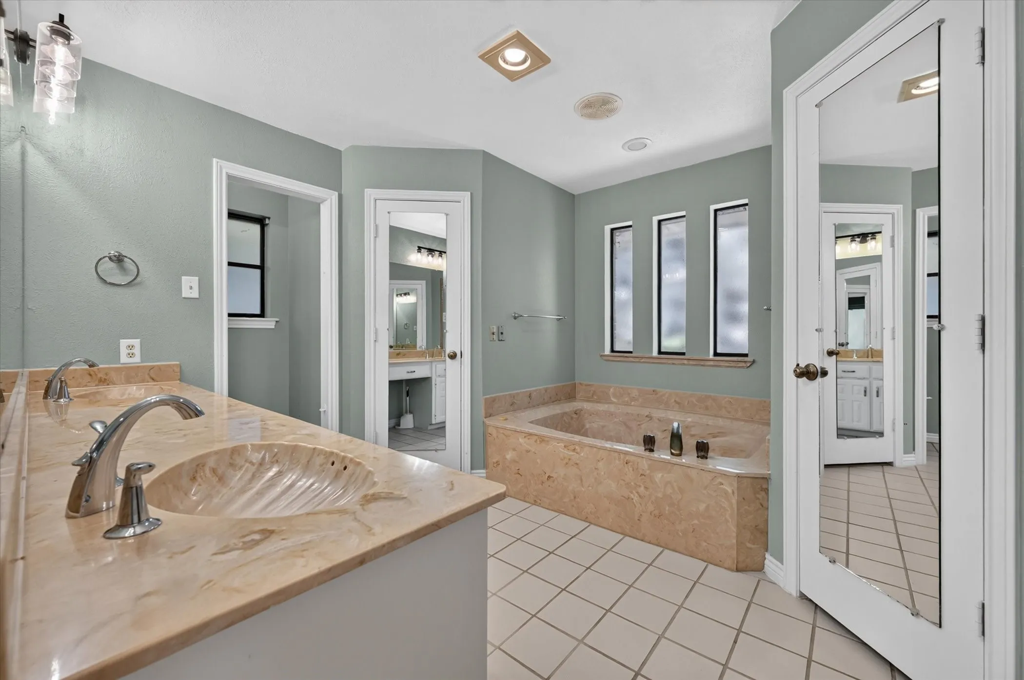 Single Family Residence For Sale in Denton County , 6501 Oakview Drive, Flower Mound, Texas 75022, 4 Bedroom, 3 Bathroom, 2 Garage spaces, 2,459 Sqft, built in 1984, mls#21365638, Real Estate Agent in Flower Mound, Homes For Sale in Denton county, Homes For Sale in Flower Mound, Realtor in Flower Mound Texas, Real Estate Brokerage Independent Realty Texas, Luminita Cordes Realtor