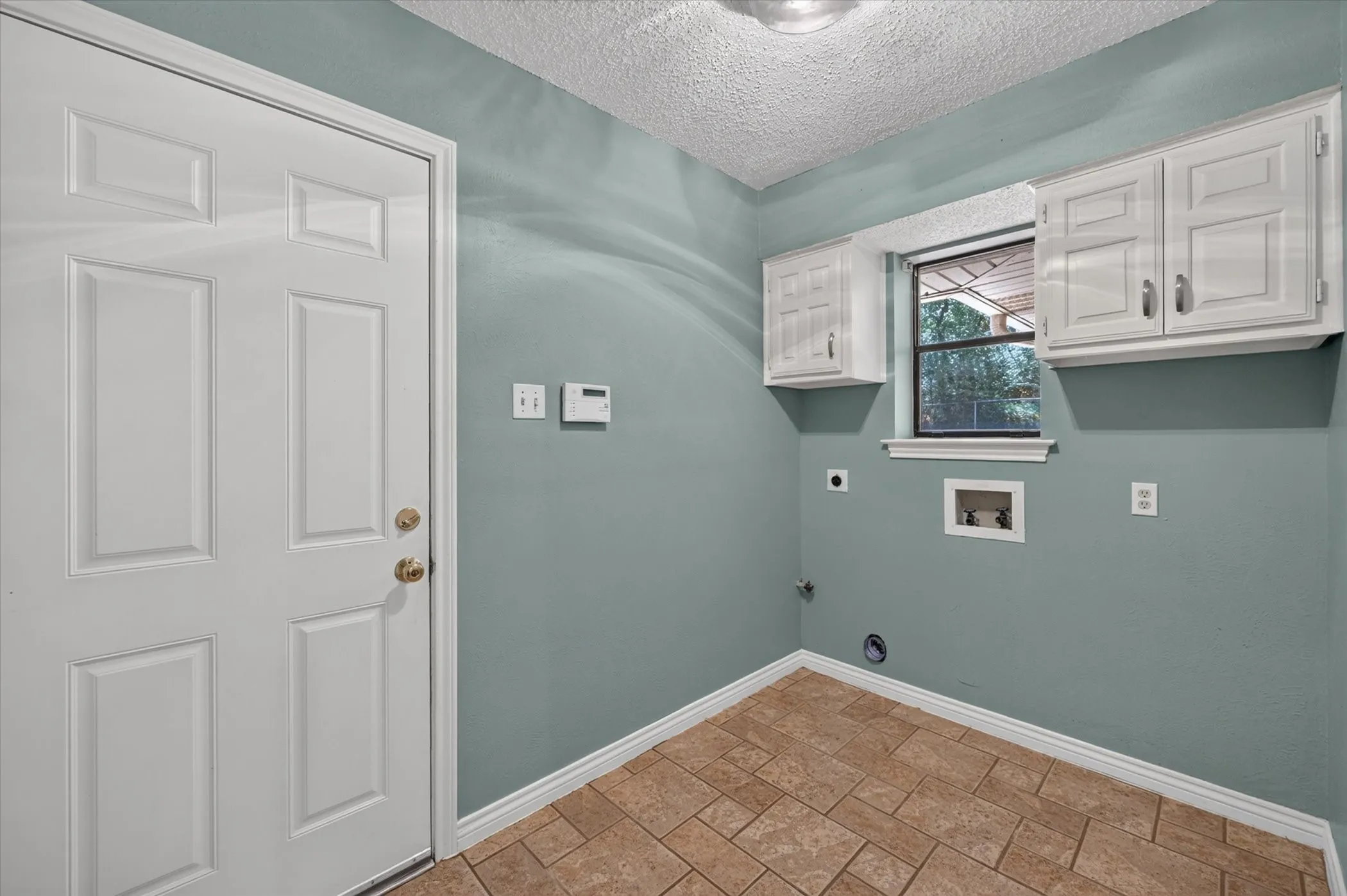 Single Family Residence For Sale in Denton County , 6501 Oakview Drive, Flower Mound, Texas 75022, 4 Bedroom, 3 Bathroom, 2 Garage spaces, 2,459 Sqft, built in 1984, mls#21365638, Real Estate Agent in Flower Mound, Homes For Sale in Denton county, Homes For Sale in Flower Mound, Realtor in Flower Mound Texas, Real Estate Brokerage Independent Realty Texas, Luminita Cordes Realtor
