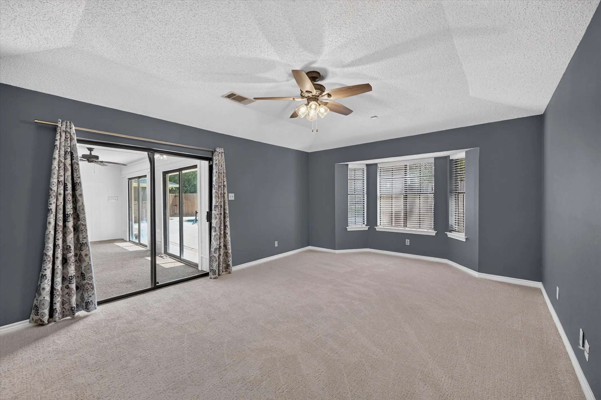 Single Family Residence For Sale in Denton County , 6501 Oakview Drive, Flower Mound, Texas 75022, 4 Bedroom, 3 Bathroom, 2 Garage spaces, 2,459 Sqft, built in 1984, mls#21365638, Real Estate Agent in Flower Mound, Homes For Sale in Denton county, Homes For Sale in Flower Mound, Realtor in Flower Mound Texas, Real Estate Brokerage Independent Realty Texas, Luminita Cordes Realtor