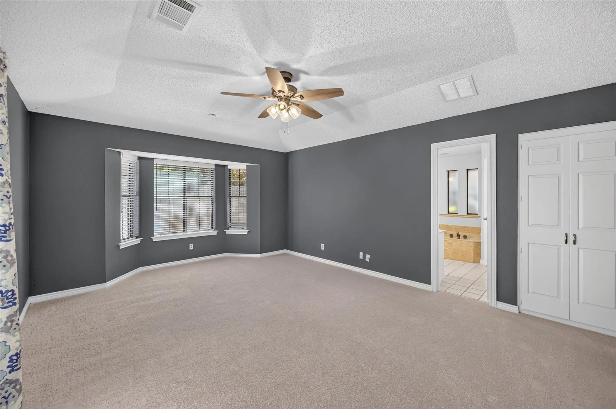 Single Family Residence For Sale in Denton County , 6501 Oakview Drive, Flower Mound, Texas 75022, 4 Bedroom, 3 Bathroom, 2 Garage spaces, 2,459 Sqft, built in 1984, mls#21365638, Real Estate Agent in Flower Mound, Homes For Sale in Denton county, Homes For Sale in Flower Mound, Realtor in Flower Mound Texas, Real Estate Brokerage Independent Realty Texas, Luminita Cordes Realtor