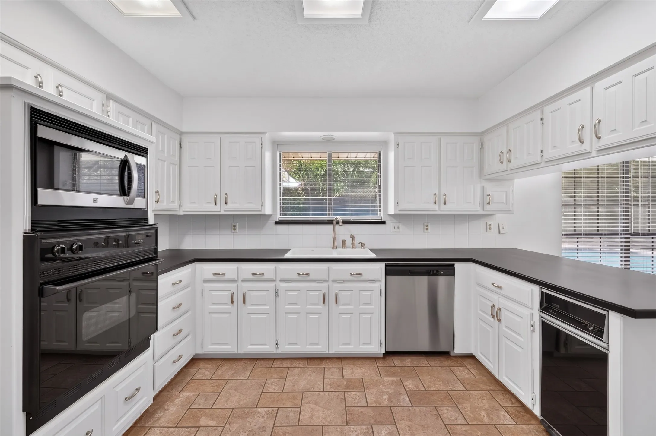 Single Family Residence For Sale in Denton County , 6501 Oakview Drive, Flower Mound, Texas 75022, 4 Bedroom, 3 Bathroom, 2 Garage spaces, 2,459 Sqft, built in 1984, mls#21365638, Real Estate Agent in Flower Mound, Homes For Sale in Denton county, Homes For Sale in Flower Mound, Realtor in Flower Mound Texas, Real Estate Brokerage Independent Realty Texas, Luminita Cordes Realtor