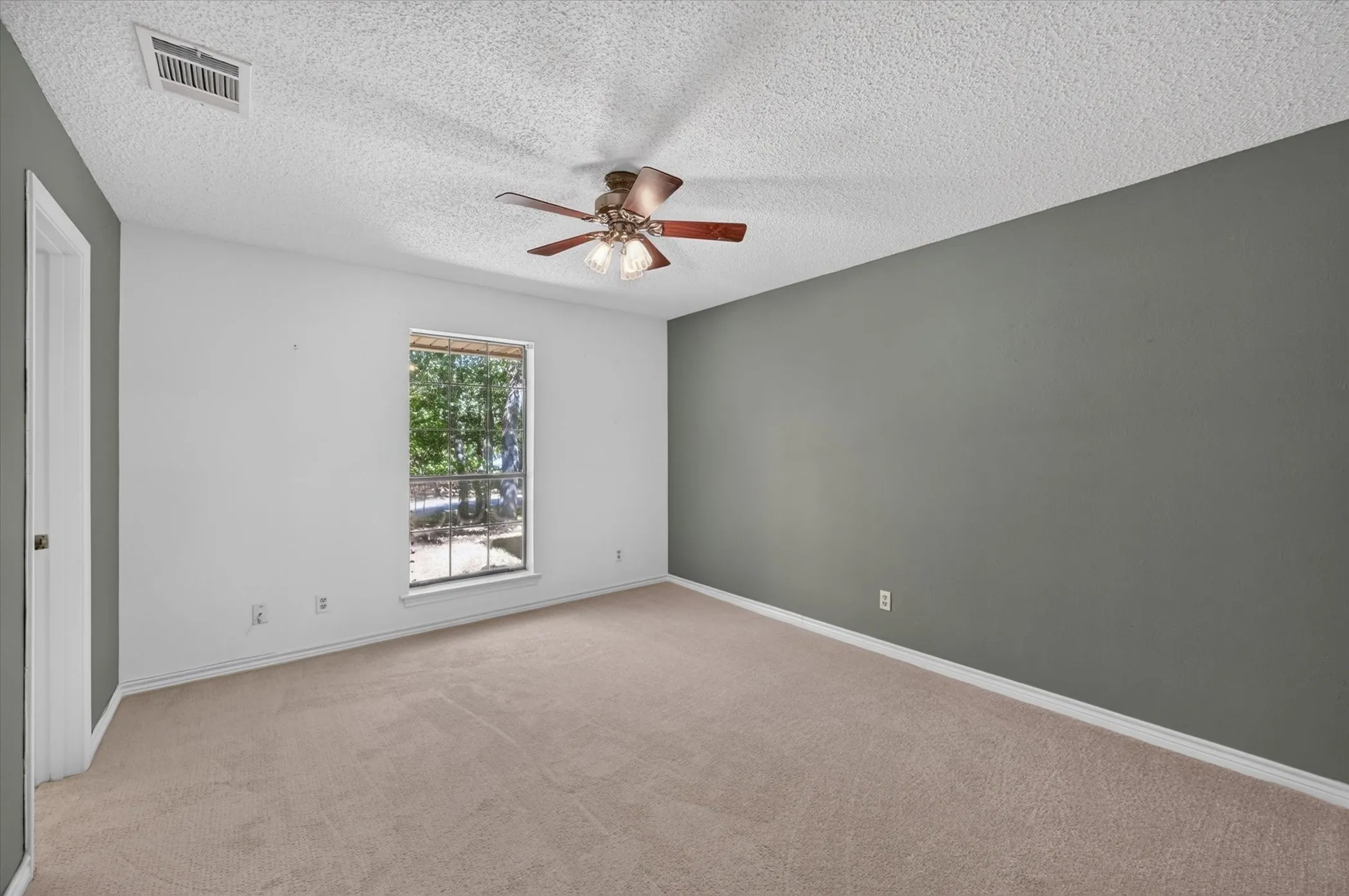 Single Family Residence For Sale in Denton County , 6501 Oakview Drive, Flower Mound, Texas 75022, 4 Bedroom, 3 Bathroom, 2 Garage spaces, 2,459 Sqft, built in 1984, mls#21365638, Real Estate Agent in Flower Mound, Homes For Sale in Denton county, Homes For Sale in Flower Mound, Realtor in Flower Mound Texas, Real Estate Brokerage Independent Realty Texas, Luminita Cordes Realtor