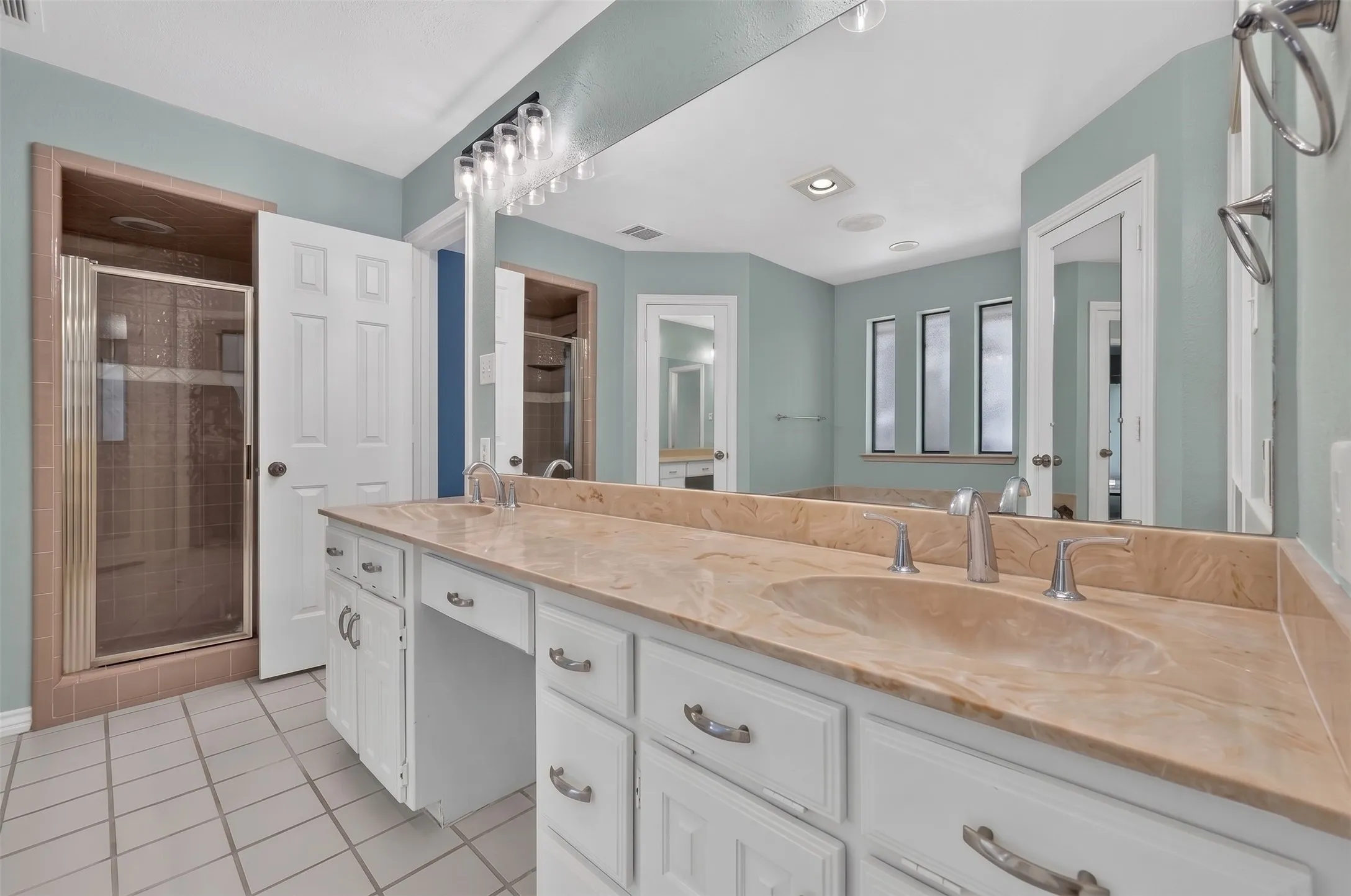 Single Family Residence For Sale in Denton County , 6501 Oakview Drive, Flower Mound, Texas 75022, 4 Bedroom, 3 Bathroom, 2 Garage spaces, 2,459 Sqft, built in 1984, mls#21365638, Real Estate Agent in Flower Mound, Homes For Sale in Denton county, Homes For Sale in Flower Mound, Realtor in Flower Mound Texas, Real Estate Brokerage Independent Realty Texas, Luminita Cordes Realtor