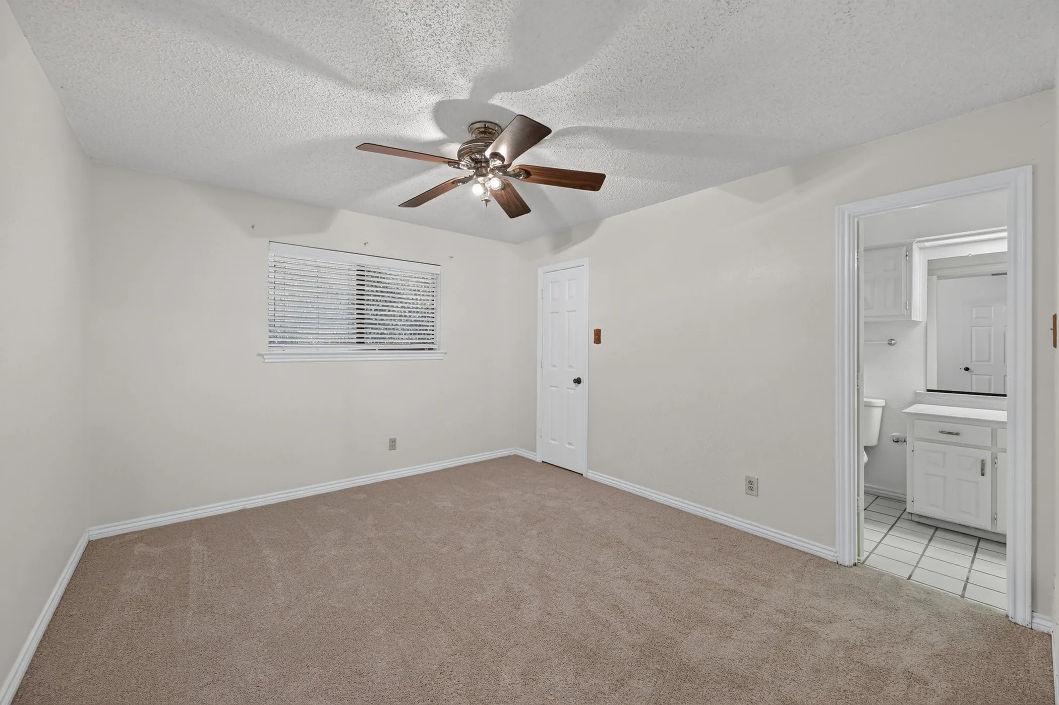 Single Family Residence For Sale in Denton County , 6501 Oakview Drive, Flower Mound, Texas 75022, 4 Bedroom, 3 Bathroom, 2 Garage spaces, 2,459 Sqft, built in 1984, mls#21365638, Real Estate Agent in Flower Mound, Homes For Sale in Denton county, Homes For Sale in Flower Mound, Realtor in Flower Mound Texas, Real Estate Brokerage Independent Realty Texas, Luminita Cordes Realtor