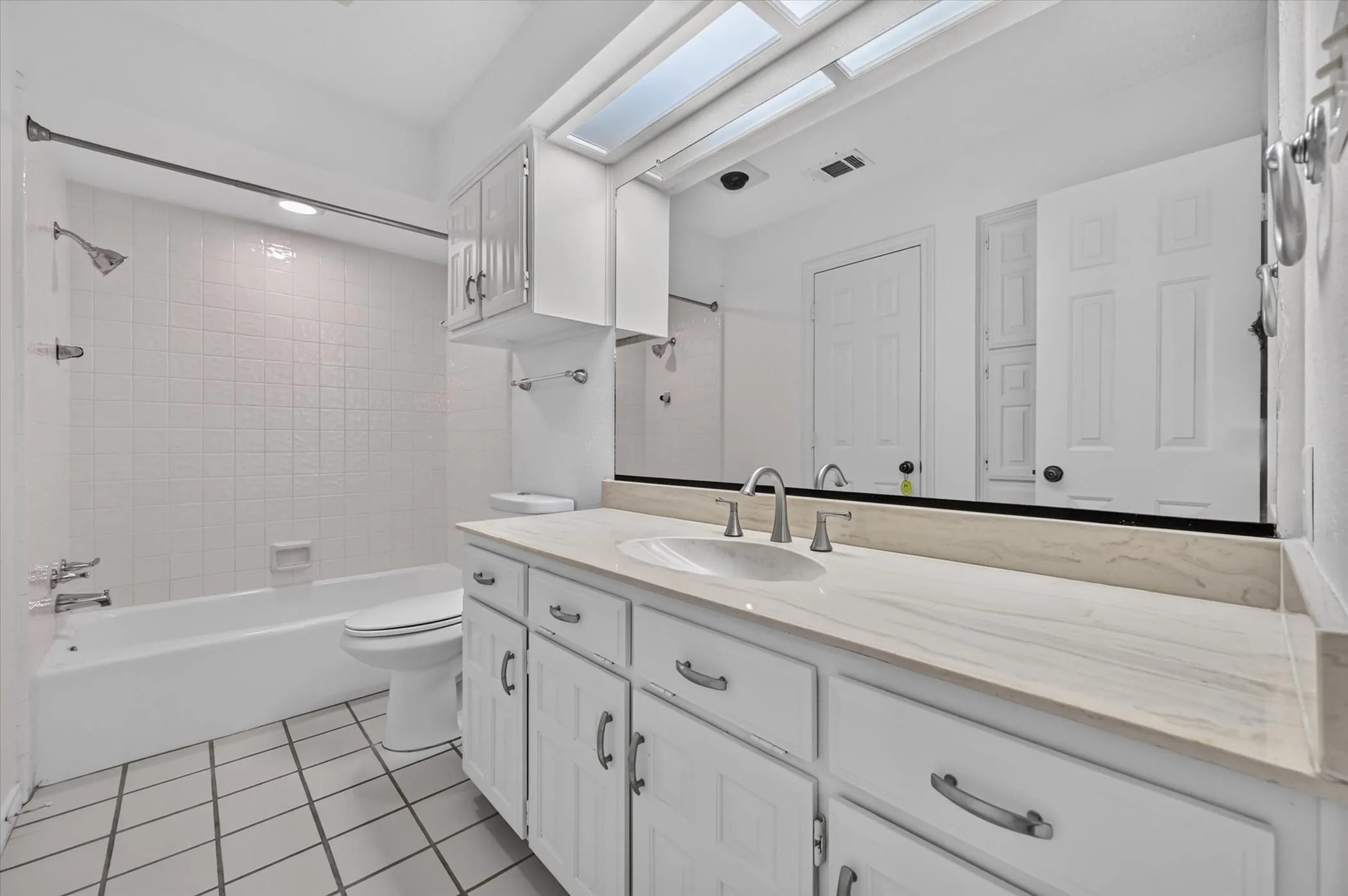 Single Family Residence For Sale in Denton County , 6501 Oakview Drive, Flower Mound, Texas 75022, 4 Bedroom, 3 Bathroom, 2 Garage spaces, 2,459 Sqft, built in 1984, mls#21365638, Real Estate Agent in Flower Mound, Homes For Sale in Denton county, Homes For Sale in Flower Mound, Realtor in Flower Mound Texas, Real Estate Brokerage Independent Realty Texas, Luminita Cordes Realtor
