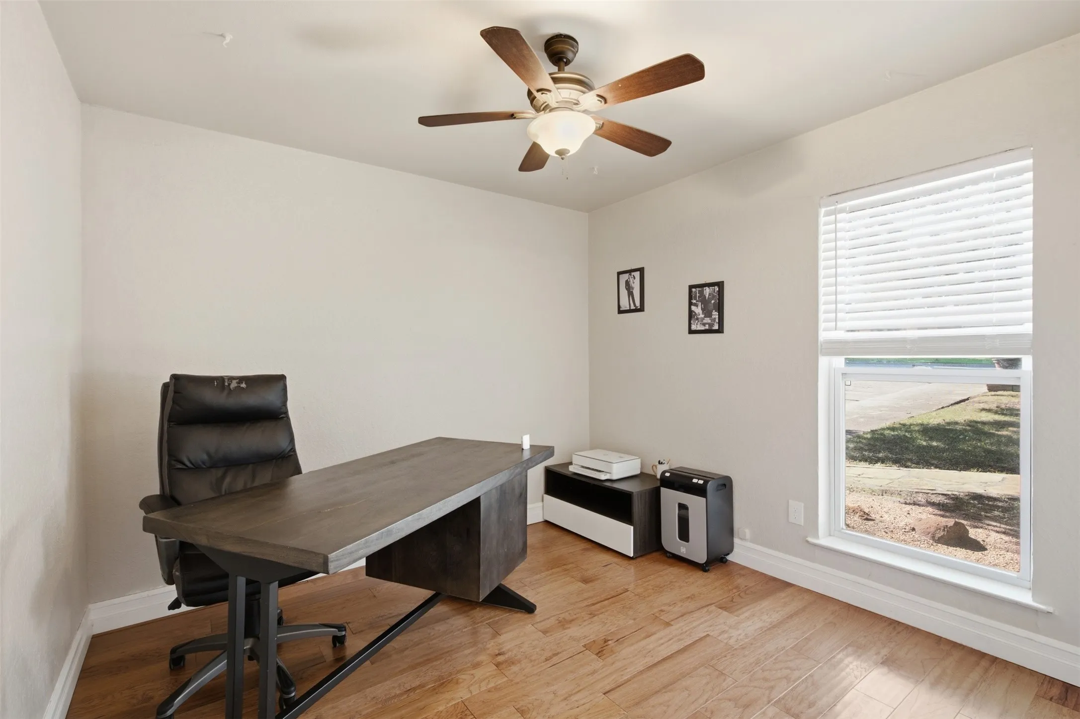 Single Family Residence For Sale in Tarrant County , 917 E Worth Street, Grapevine, Texas 76051, 3 Bedroom, 3 Bathroom, 2 Garage spaces, 1,973 Sqft, built in 1977, mls#21375263, Real Estate Agent in Grapevine, Homes For Sale in Tarrant county, Homes For Sale in Grapevine, Realtor in Grapevine Texas, Real Estate Brokerage Independent Realty Texas, Luminita Cordes Realtor