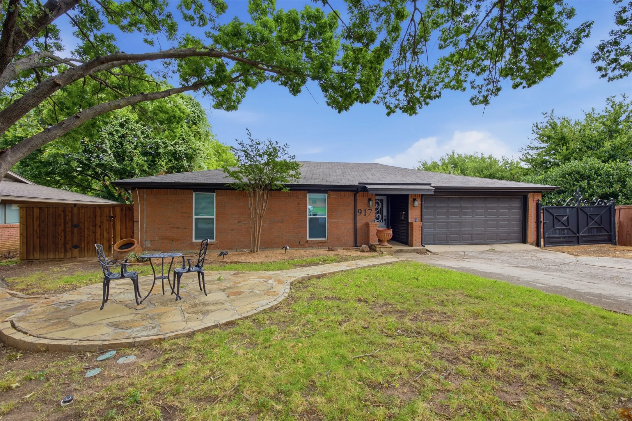 Single Family Residence For Sale in Tarrant County , 917 E Worth Street, Grapevine, Texas 76051, 3 Bedroom, 3 Bathroom, 2 Garage spaces, 1,973 Sqft, built in 1977, mls#21375263, Real Estate Agent in Grapevine, Homes For Sale in Tarrant county, Homes For Sale in Grapevine, Realtor in Grapevine Texas, Real Estate Brokerage Independent Realty Texas, Luminita Cordes Realtor