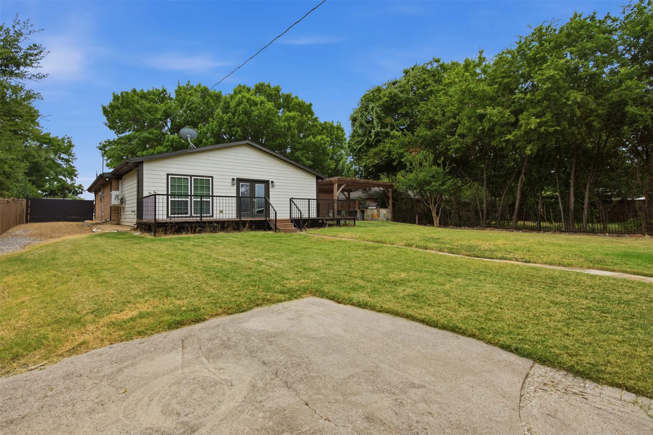 Single Family Residence For Sale in Tarrant County , 917 E Worth Street, Grapevine, Texas 76051, 3 Bedroom, 3 Bathroom, 2 Garage spaces, 1,973 Sqft, built in 1977, mls#21375263, Real Estate Agent in Grapevine, Homes For Sale in Tarrant county, Homes For Sale in Grapevine, Realtor in Grapevine Texas, Real Estate Brokerage Independent Realty Texas, Luminita Cordes Realtor