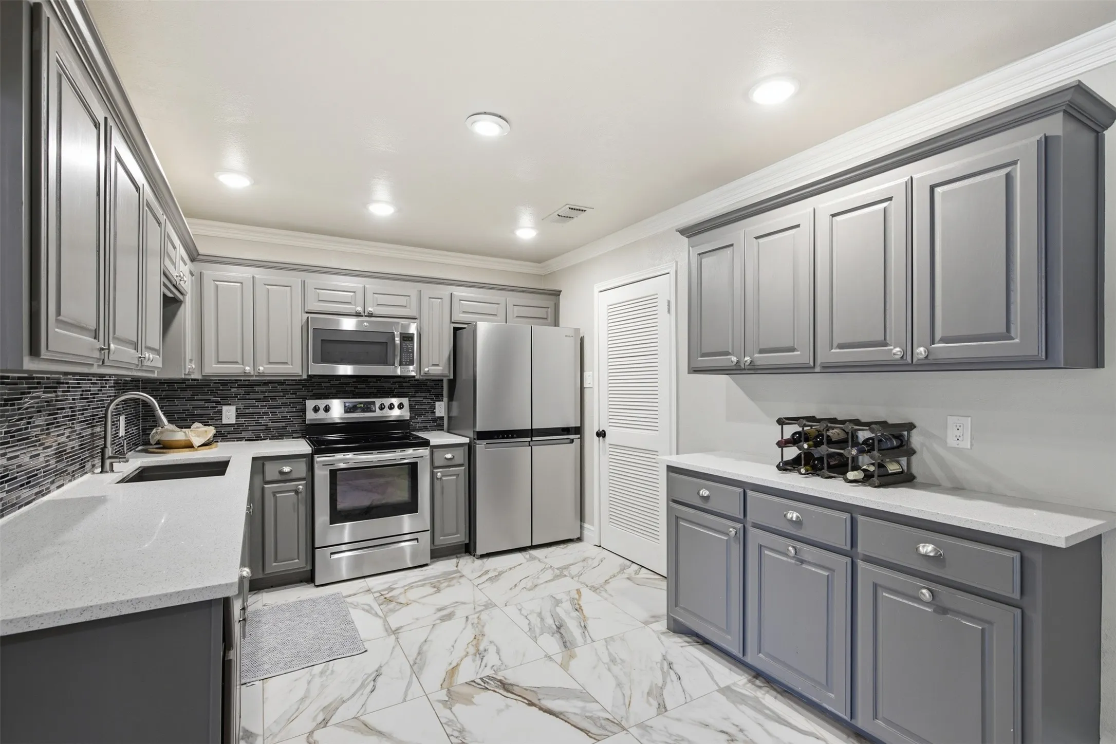 Single Family Residence For Sale in Tarrant County , 917 E Worth Street, Grapevine, Texas 76051, 3 Bedroom, 3 Bathroom, 2 Garage spaces, 1,973 Sqft, built in 1977, mls#21375263, Real Estate Agent in Grapevine, Homes For Sale in Tarrant county, Homes For Sale in Grapevine, Realtor in Grapevine Texas, Real Estate Brokerage Independent Realty Texas, Luminita Cordes Realtor