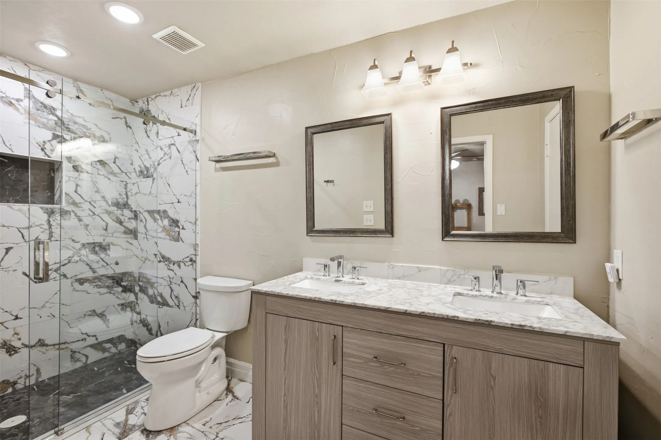 Single Family Residence For Sale in Tarrant County , 917 E Worth Street, Grapevine, Texas 76051, 3 Bedroom, 3 Bathroom, 2 Garage spaces, 1,973 Sqft, built in 1977, mls#21375263, Real Estate Agent in Grapevine, Homes For Sale in Tarrant county, Homes For Sale in Grapevine, Realtor in Grapevine Texas, Real Estate Brokerage Independent Realty Texas, Luminita Cordes Realtor
