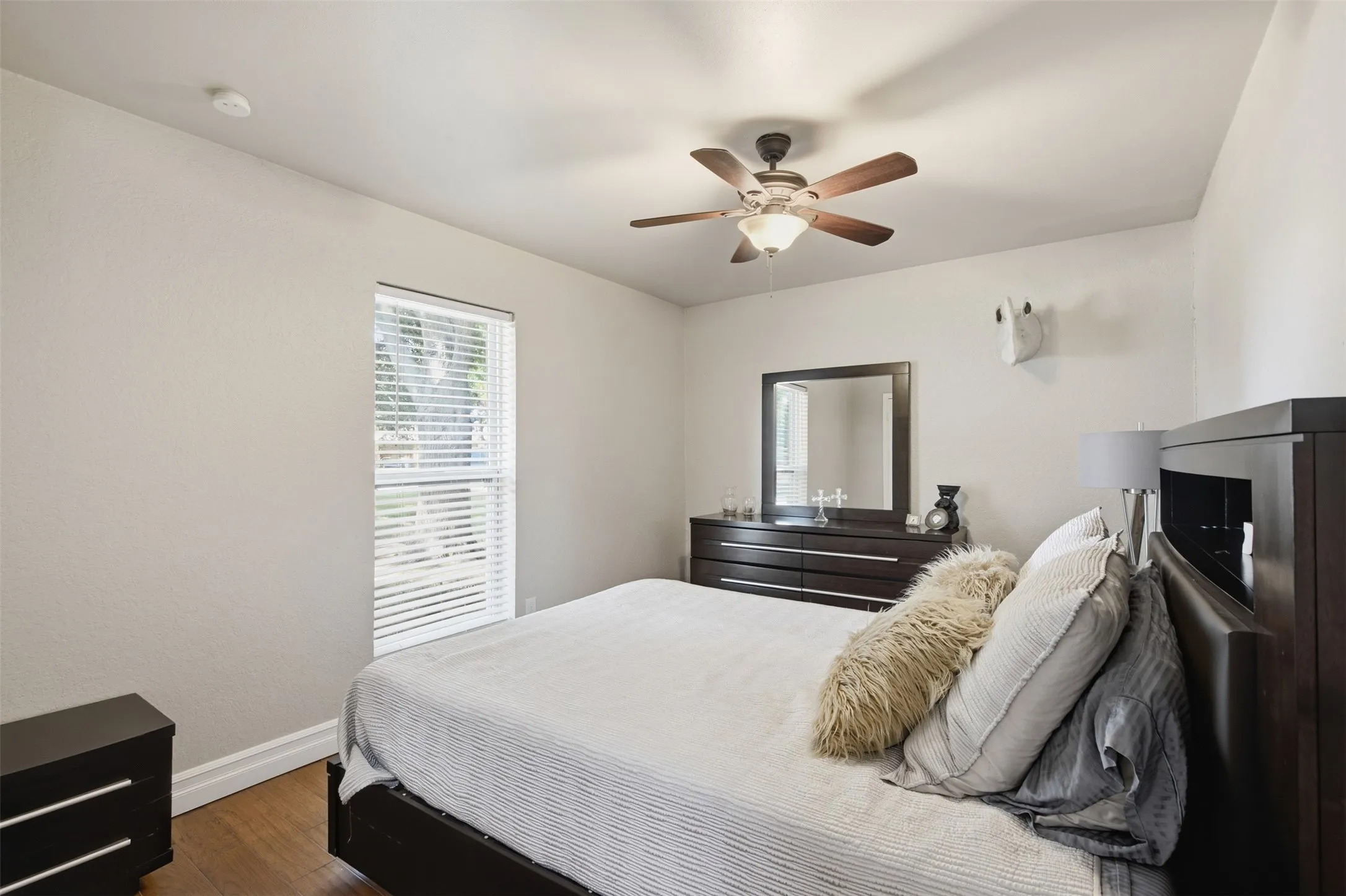 Single Family Residence For Sale in Tarrant County , 917 E Worth Street, Grapevine, Texas 76051, 3 Bedroom, 3 Bathroom, 2 Garage spaces, 1,973 Sqft, built in 1977, mls#21375263, Real Estate Agent in Grapevine, Homes For Sale in Tarrant county, Homes For Sale in Grapevine, Realtor in Grapevine Texas, Real Estate Brokerage Independent Realty Texas, Luminita Cordes Realtor