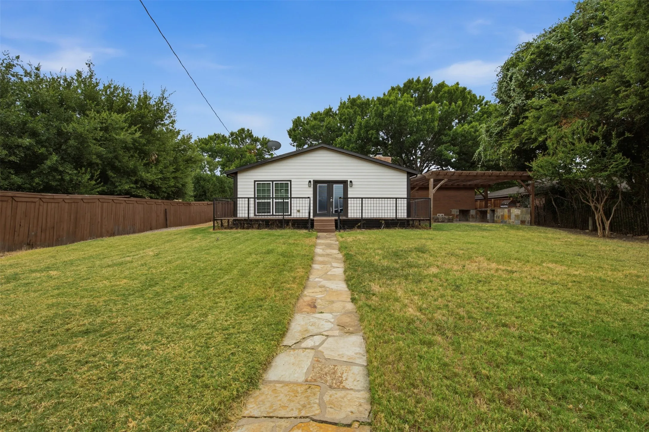 Single Family Residence For Sale in Tarrant County , 917 E Worth Street, Grapevine, Texas 76051, 3 Bedroom, 3 Bathroom, 2 Garage spaces, 1,973 Sqft, built in 1977, mls#21375263, Real Estate Agent in Grapevine, Homes For Sale in Tarrant county, Homes For Sale in Grapevine, Realtor in Grapevine Texas, Real Estate Brokerage Independent Realty Texas, Luminita Cordes Realtor