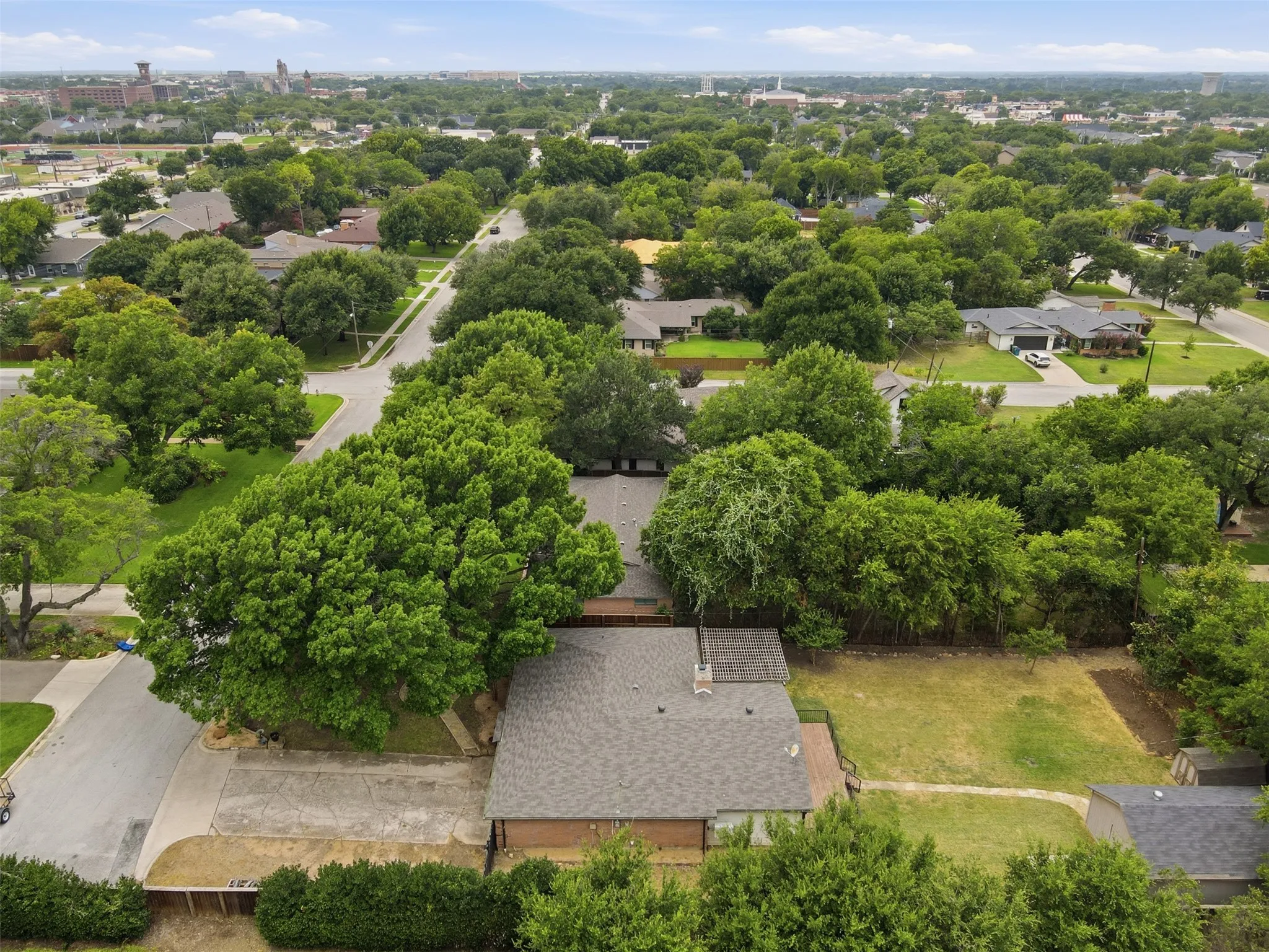 Single Family Residence For Sale in Tarrant County , 917 E Worth Street, Grapevine, Texas 76051, 3 Bedroom, 3 Bathroom, 2 Garage spaces, 1,973 Sqft, built in 1977, mls#21375263, Real Estate Agent in Grapevine, Homes For Sale in Tarrant county, Homes For Sale in Grapevine, Realtor in Grapevine Texas, Real Estate Brokerage Independent Realty Texas, Luminita Cordes Realtor