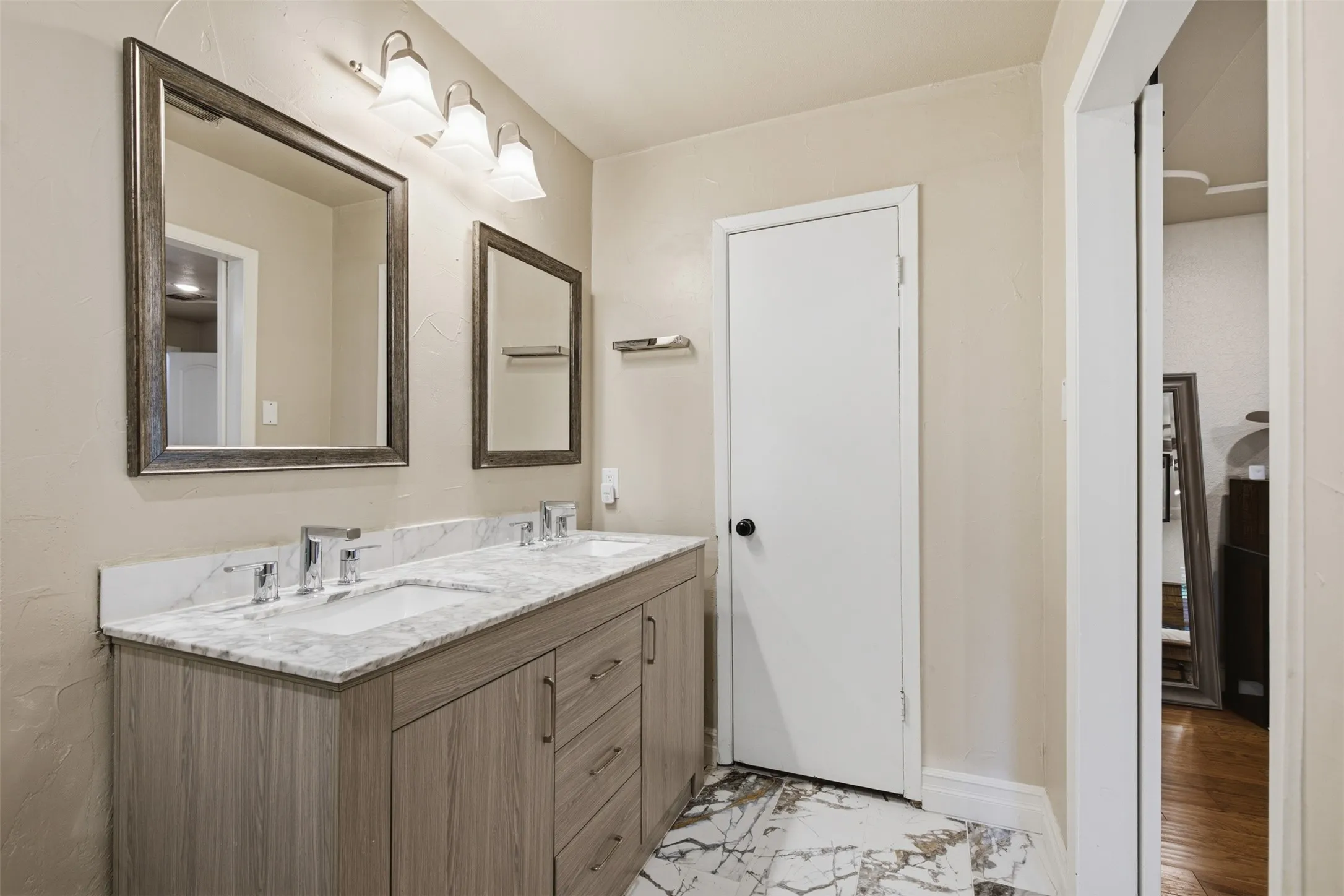 Single Family Residence For Sale in Tarrant County , 917 E Worth Street, Grapevine, Texas 76051, 3 Bedroom, 3 Bathroom, 2 Garage spaces, 1,973 Sqft, built in 1977, mls#21375263, Real Estate Agent in Grapevine, Homes For Sale in Tarrant county, Homes For Sale in Grapevine, Realtor in Grapevine Texas, Real Estate Brokerage Independent Realty Texas, Luminita Cordes Realtor