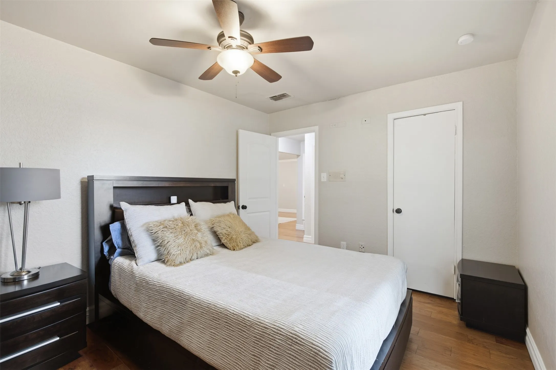 Single Family Residence For Sale in Tarrant County , 917 E Worth Street, Grapevine, Texas 76051, 3 Bedroom, 3 Bathroom, 2 Garage spaces, 1,973 Sqft, built in 1977, mls#21375263, Real Estate Agent in Grapevine, Homes For Sale in Tarrant county, Homes For Sale in Grapevine, Realtor in Grapevine Texas, Real Estate Brokerage Independent Realty Texas, Luminita Cordes Realtor