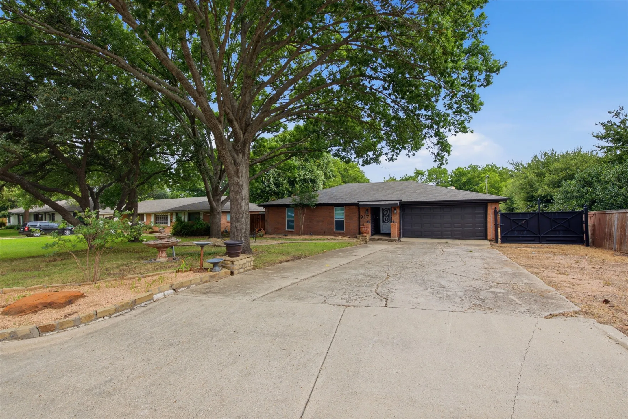 Single Family Residence For Sale in Tarrant County , 917 E Worth Street, Grapevine, Texas 76051, 3 Bedroom, 3 Bathroom, 2 Garage spaces, 1,973 Sqft, built in 1977, mls#21375263, Real Estate Agent in Grapevine, Homes For Sale in Tarrant county, Homes For Sale in Grapevine, Realtor in Grapevine Texas, Real Estate Brokerage Independent Realty Texas, Luminita Cordes Realtor