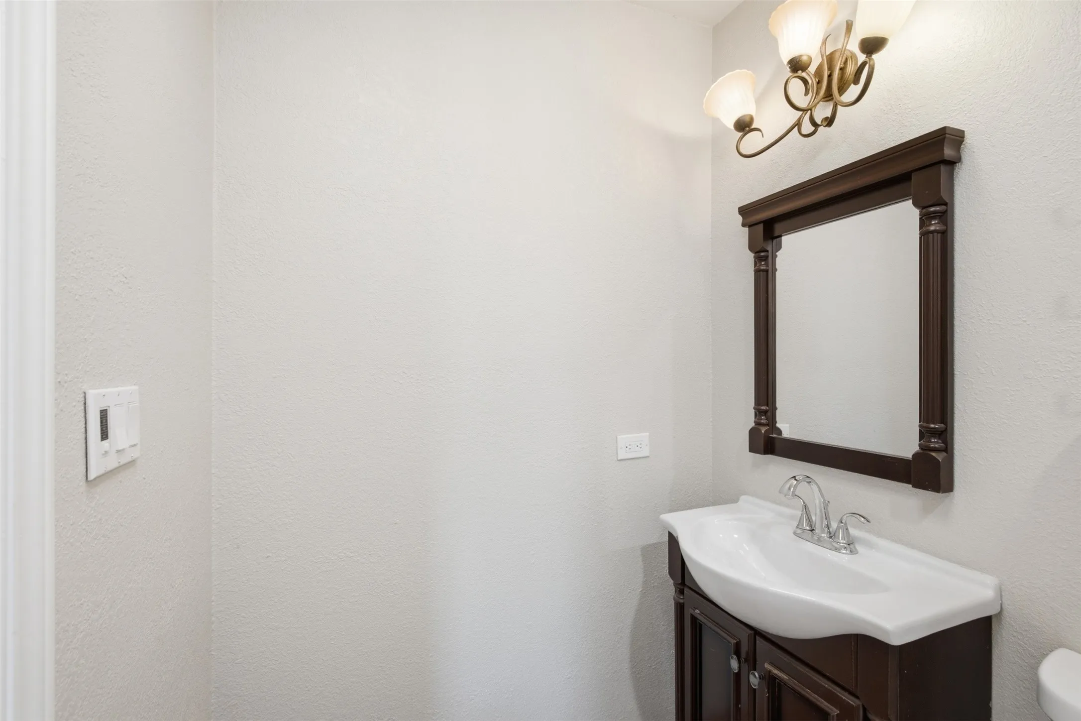 Single Family Residence For Sale in Tarrant County , 917 E Worth Street, Grapevine, Texas 76051, 3 Bedroom, 3 Bathroom, 2 Garage spaces, 1,973 Sqft, built in 1977, mls#21375263, Real Estate Agent in Grapevine, Homes For Sale in Tarrant county, Homes For Sale in Grapevine, Realtor in Grapevine Texas, Real Estate Brokerage Independent Realty Texas, Luminita Cordes Realtor