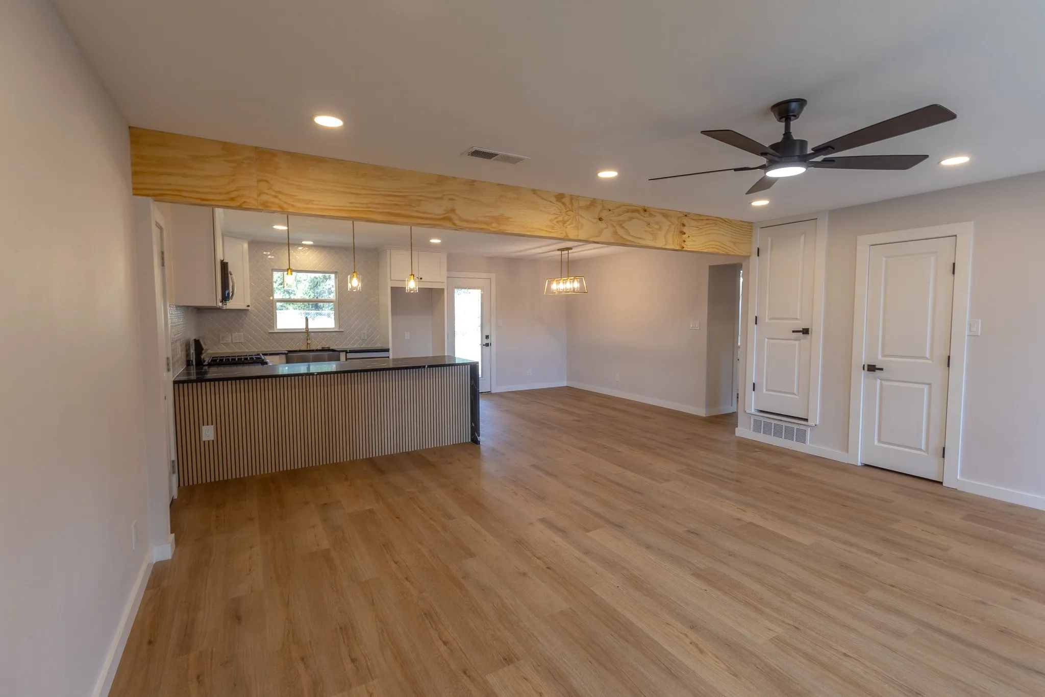 Single Family Residence For Sale in Mc Lennan County , 1121 Victoria Street, Bellmead, Texas 76705, 3 Bedroom, 2 Bathroom, 2 Garage spaces, 1,843 Sqft, built in 1964, mls#21377194, Real Estate Agent in Bellmead, Homes For Sale in Mc Lennan county, Homes For Sale in Bellmead, Realtor in Bellmead Texas, Real Estate Brokerage Independent Realty Texas, Luminita Cordes Realtor