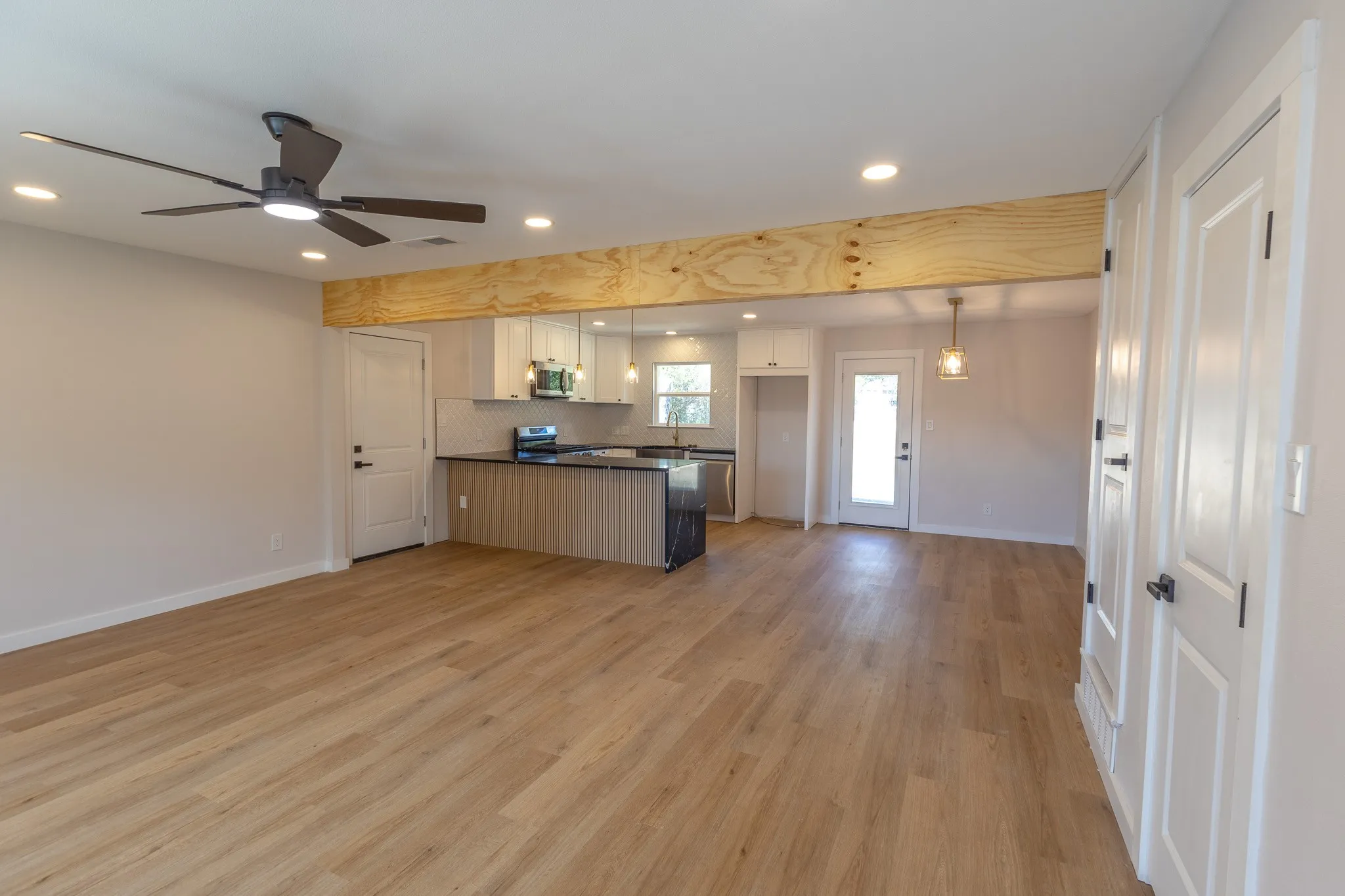 Single Family Residence For Sale in Mc Lennan County , 1121 Victoria Street, Bellmead, Texas 76705, 3 Bedroom, 2 Bathroom, 2 Garage spaces, 1,843 Sqft, built in 1964, mls#21377194, Real Estate Agent in Bellmead, Homes For Sale in Mc Lennan county, Homes For Sale in Bellmead, Realtor in Bellmead Texas, Real Estate Brokerage Independent Realty Texas, Luminita Cordes Realtor