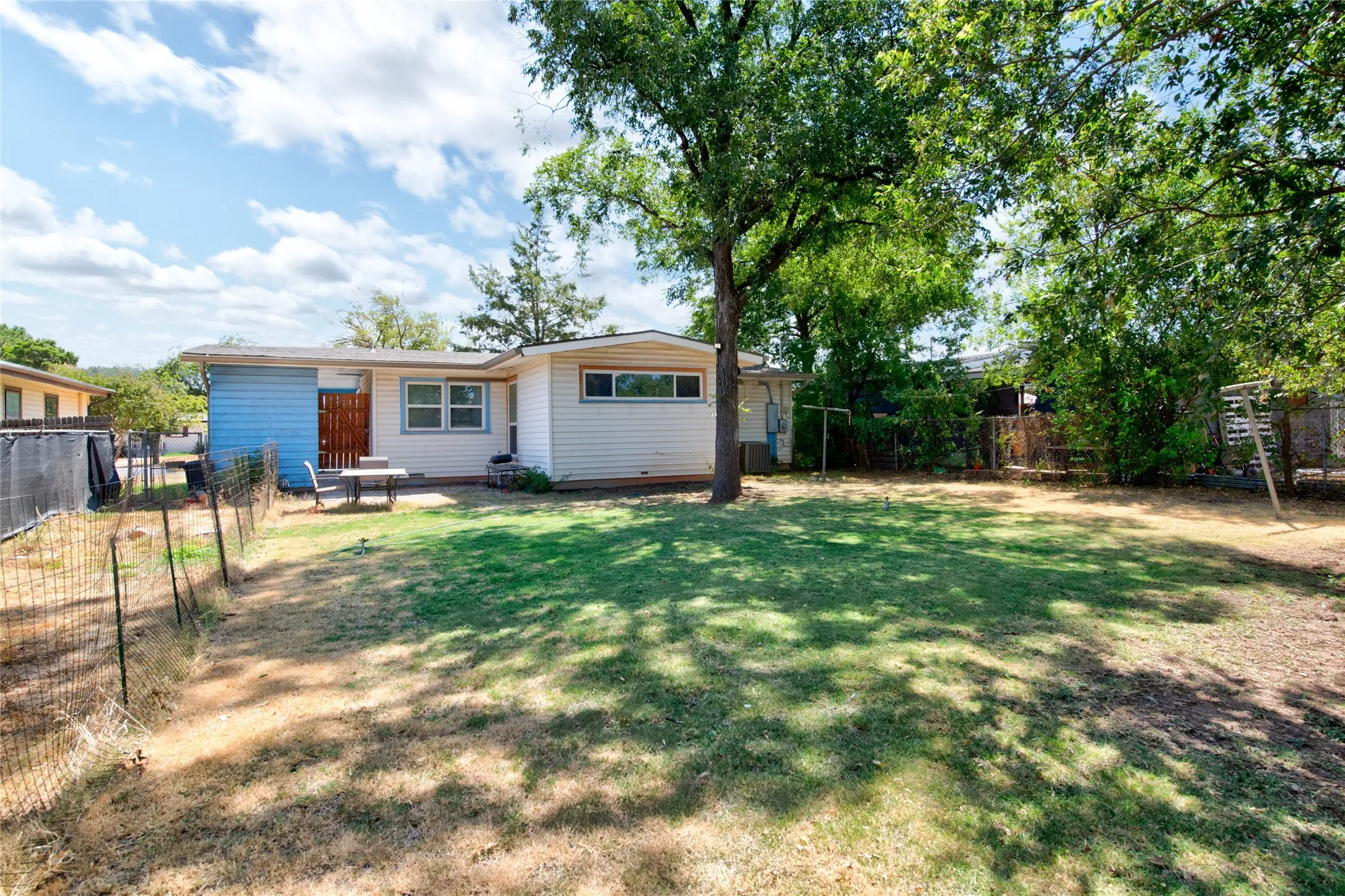 Single Family Residence For Sale in Taylor County , 1134 S Pioneer Drive, Abilene, Texas 79605, 2 Bedroom, 1 Bathroom, Garage spaces, 1,077 Sqft, built in 1954, mls#21373819, Real Estate Agent in Abilene, Homes For Sale in Taylor county, Homes For Sale in Abilene, Realtor in Abilene Texas, Real Estate Brokerage Independent Realty Texas, Luminita Cordes Realtor