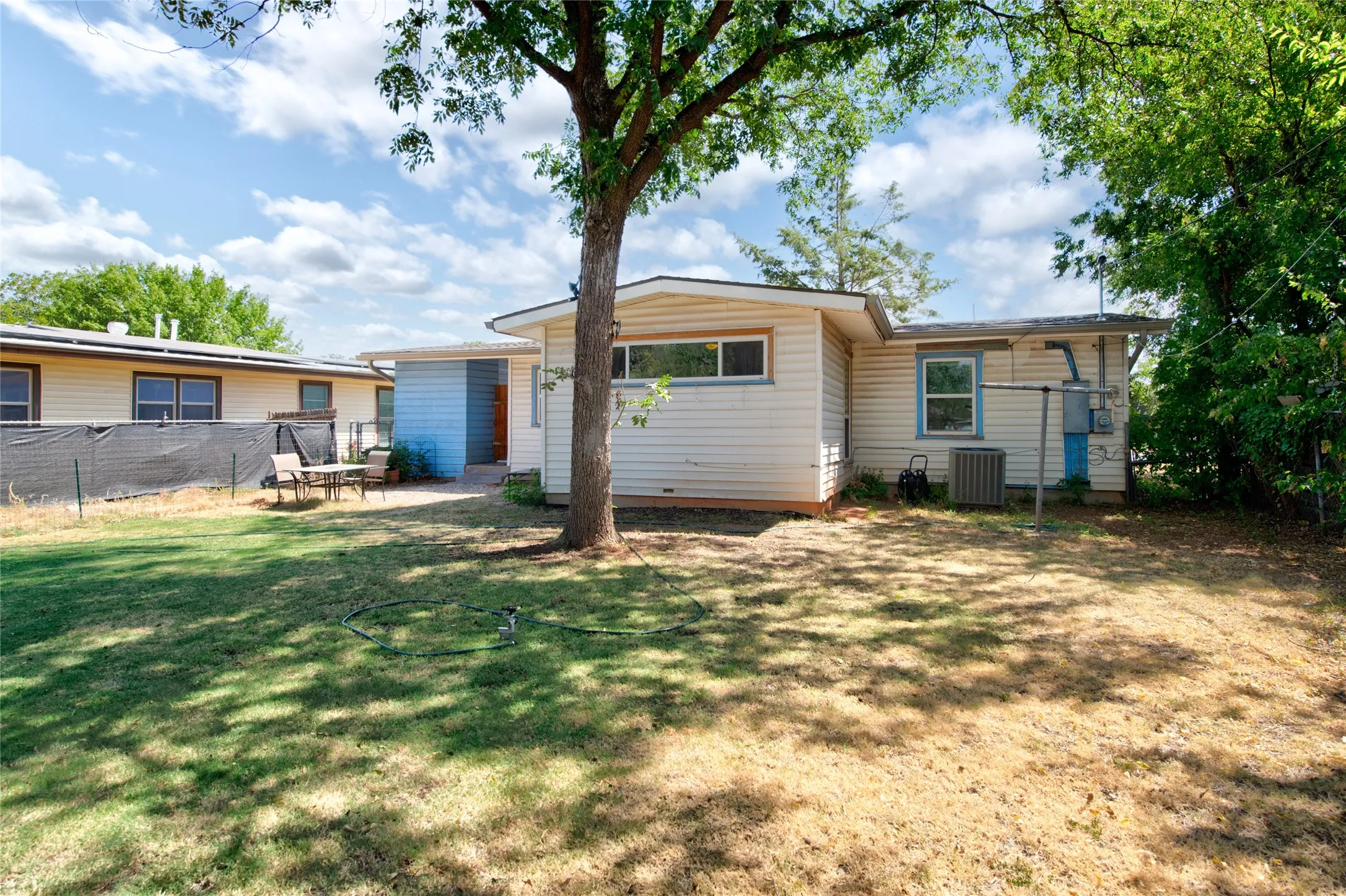 Single Family Residence For Sale in Taylor County , 1134 S Pioneer Drive, Abilene, Texas 79605, 2 Bedroom, 1 Bathroom, Garage spaces, 1,077 Sqft, built in 1954, mls#21373819, Real Estate Agent in Abilene, Homes For Sale in Taylor county, Homes For Sale in Abilene, Realtor in Abilene Texas, Real Estate Brokerage Independent Realty Texas, Luminita Cordes Realtor