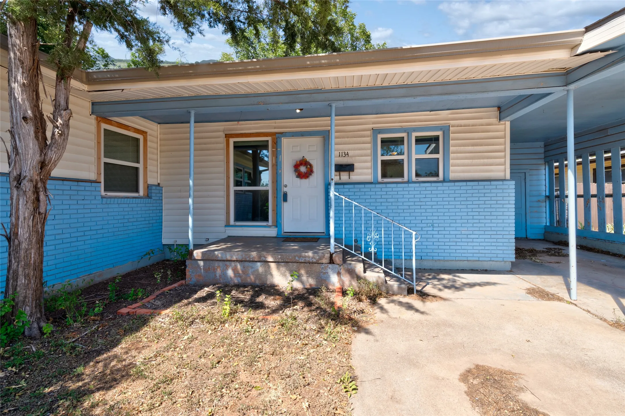Single Family Residence For Sale in Taylor County , 1134 S Pioneer Drive, Abilene, Texas 79605, 2 Bedroom, 1 Bathroom, Garage spaces, 1,077 Sqft, built in 1954, mls#21373819, Real Estate Agent in Abilene, Homes For Sale in Taylor county, Homes For Sale in Abilene, Realtor in Abilene Texas, Real Estate Brokerage Independent Realty Texas, Luminita Cordes Realtor