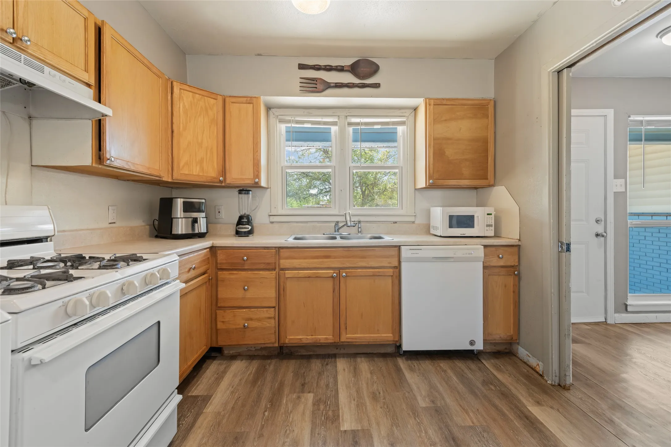 Single Family Residence For Sale in Taylor County , 1134 S Pioneer Drive, Abilene, Texas 79605, 2 Bedroom, 1 Bathroom, Garage spaces, 1,077 Sqft, built in 1954, mls#21373819, Real Estate Agent in Abilene, Homes For Sale in Taylor county, Homes For Sale in Abilene, Realtor in Abilene Texas, Real Estate Brokerage Independent Realty Texas, Luminita Cordes Realtor