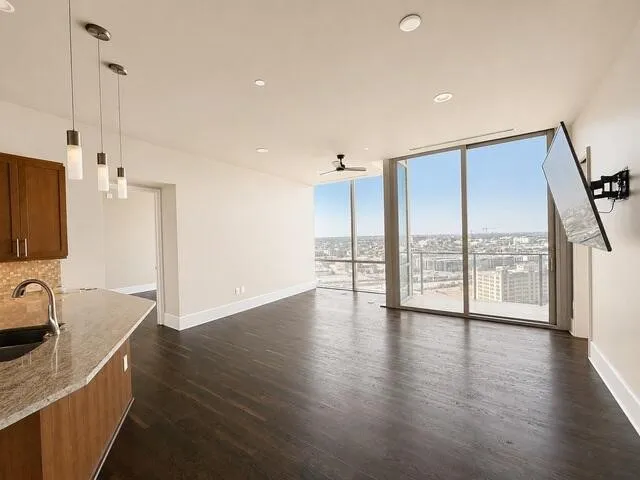 Single Family Residence For Sale in Tarrant County , 1301 Throckmorton Street 1805, Fort Worth, Texas 76102, 2 Bedroom, 2 Bathroom, 2 Garage spaces, 1,476 Sqft, built in 2008, mls#21377258, Real Estate Agent in Fort Worth, Homes For Sale in Tarrant county, Homes For Sale in Fort Worth, Realtor in Fort Worth Texas, Real Estate Brokerage Independent Realty Texas, Luminita Cordes Realtor