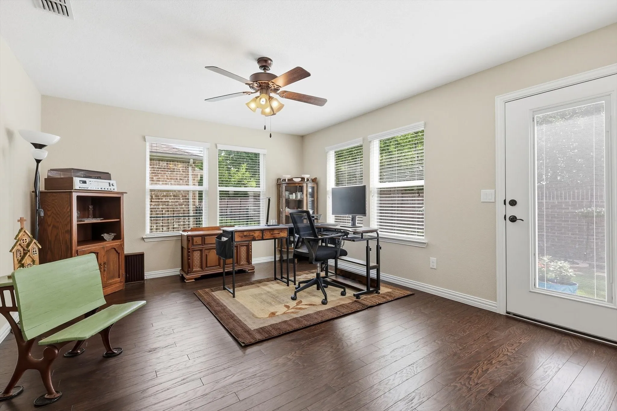 Large sunroom, second living space to make your own
