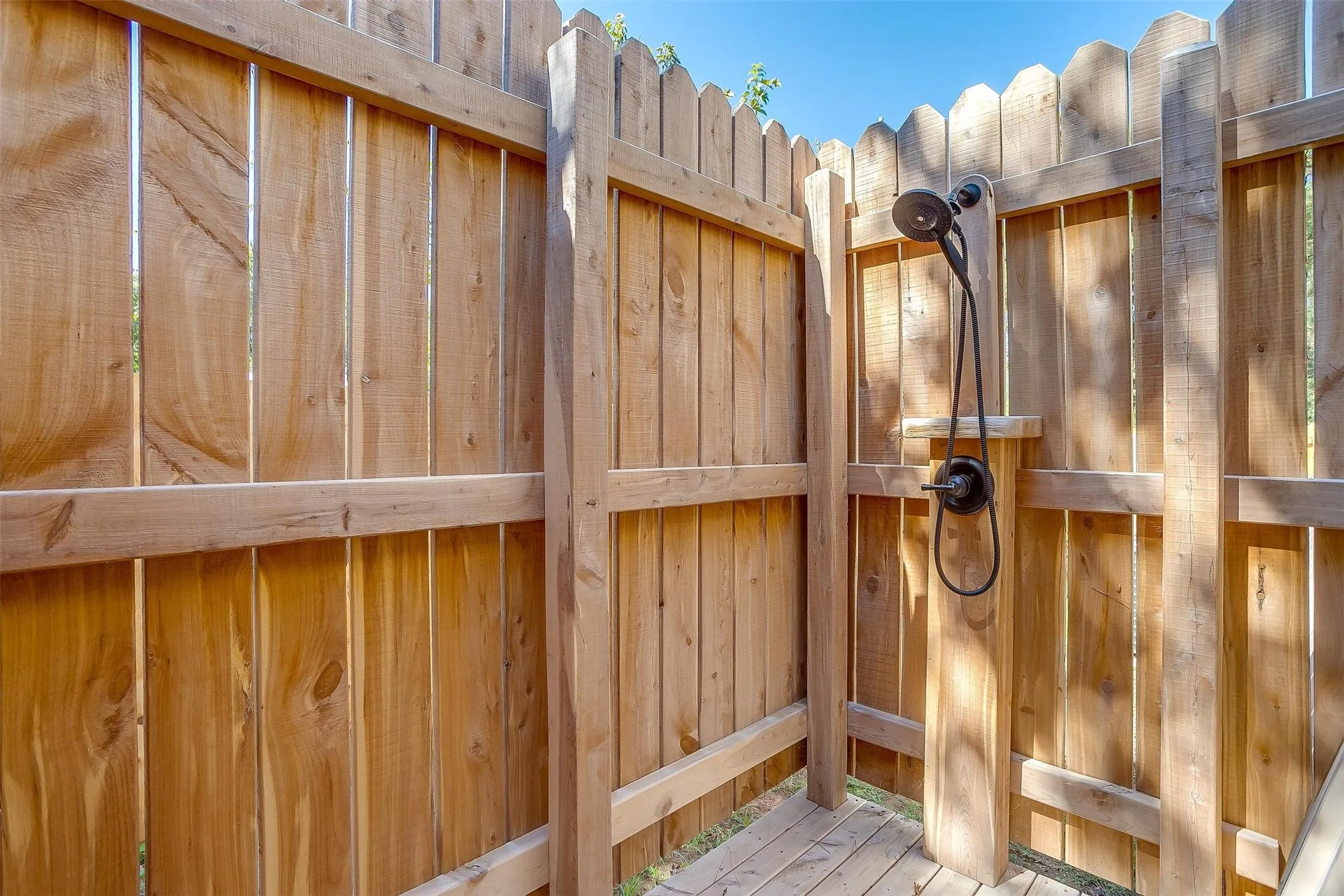 Single Family Residence For Rent in Hood County , 3209 Midway Court, Granbury, Texas 76049, 2 Bedroom, 2 Bathroom, 2 Garage spaces, 630 Sqft, built in 1970, mls#21377262, Real Estate Agent in Granbury, Homes For Rent in Hood county, Homes For Rent in Granbury, Realtor in Granbury Texas, Real Estate Brokerage Independent Realty Texas, Luminita Cordes Realtor
