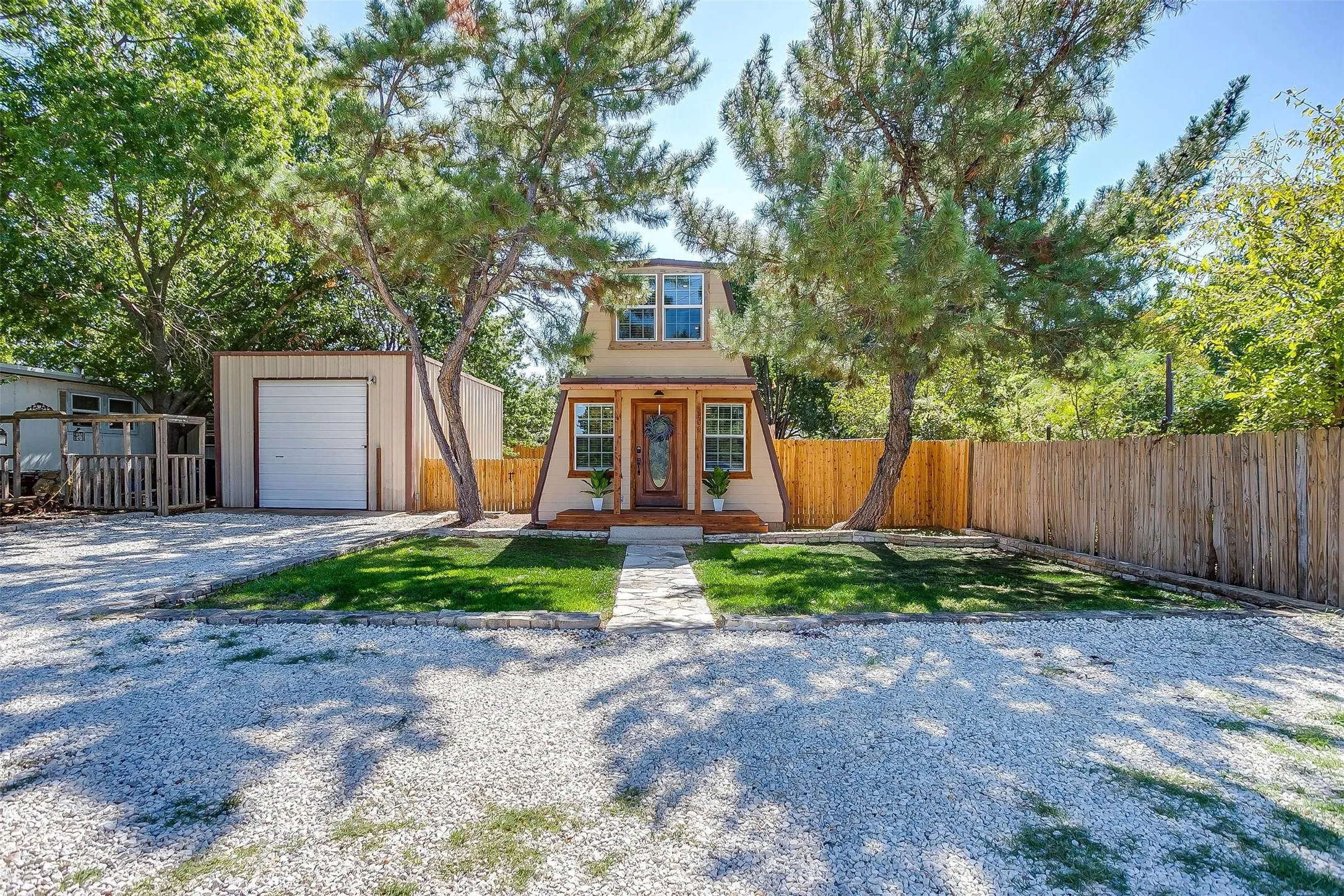 Single Family Residence For Rent in Hood County , 3209 Midway Court, Granbury, Texas 76049, 2 Bedroom, 2 Bathroom, 2 Garage spaces, 630 Sqft, built in 1970, mls#21377262, Real Estate Agent in Granbury, Homes For Rent in Hood county, Homes For Rent in Granbury, Realtor in Granbury Texas, Real Estate Brokerage Independent Realty Texas, Luminita Cordes Realtor