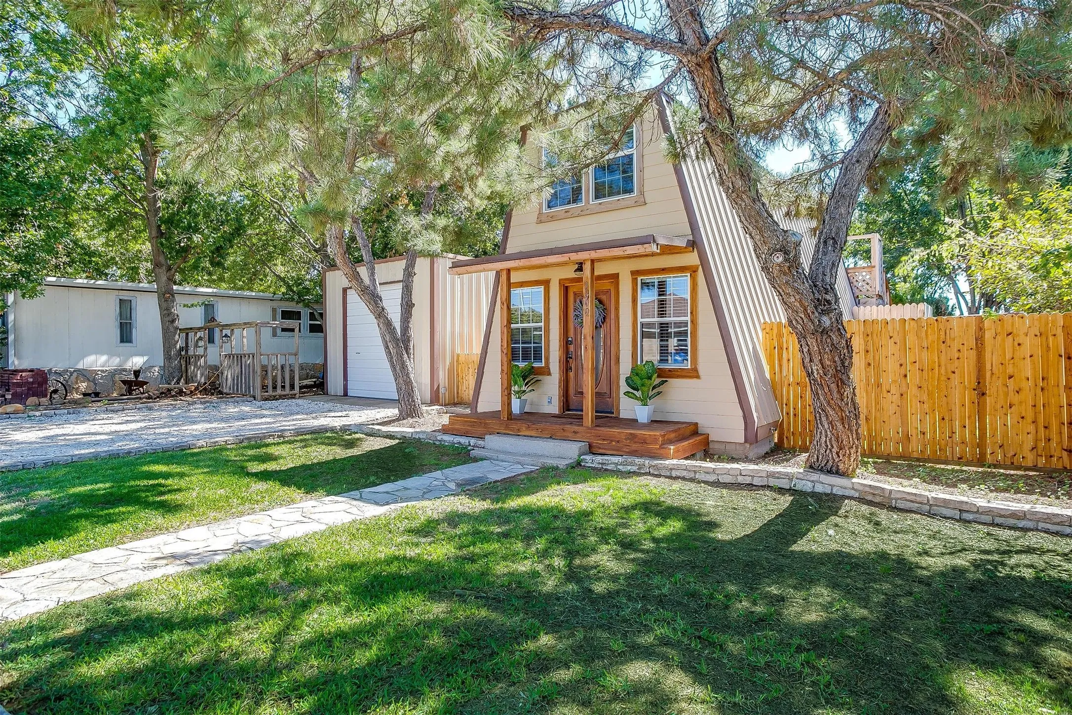 Single Family Residence For Rent in Hood County , 3209 Midway Court, Granbury, Texas 76049, 2 Bedroom, 2 Bathroom, 2 Garage spaces, 630 Sqft, built in 1970, mls#21377262, Real Estate Agent in Granbury, Homes For Rent in Hood county, Homes For Rent in Granbury, Realtor in Granbury Texas, Real Estate Brokerage Independent Realty Texas, Luminita Cordes Realtor