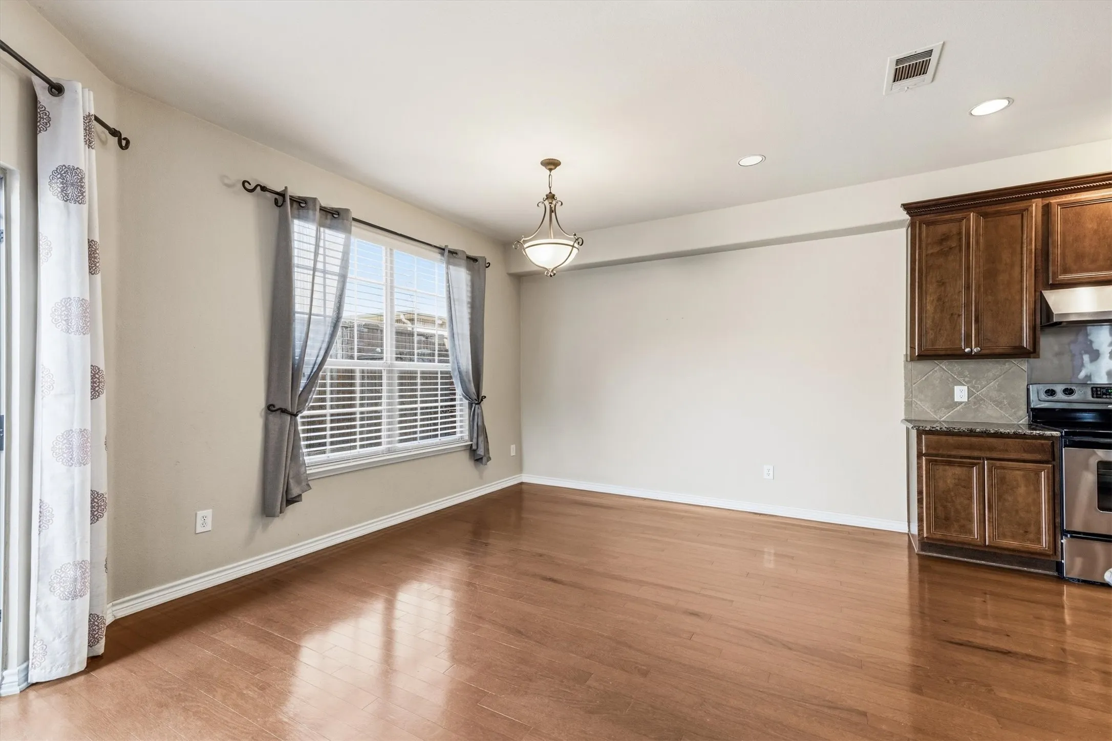 Original breakfast nook photo without virtual staging.