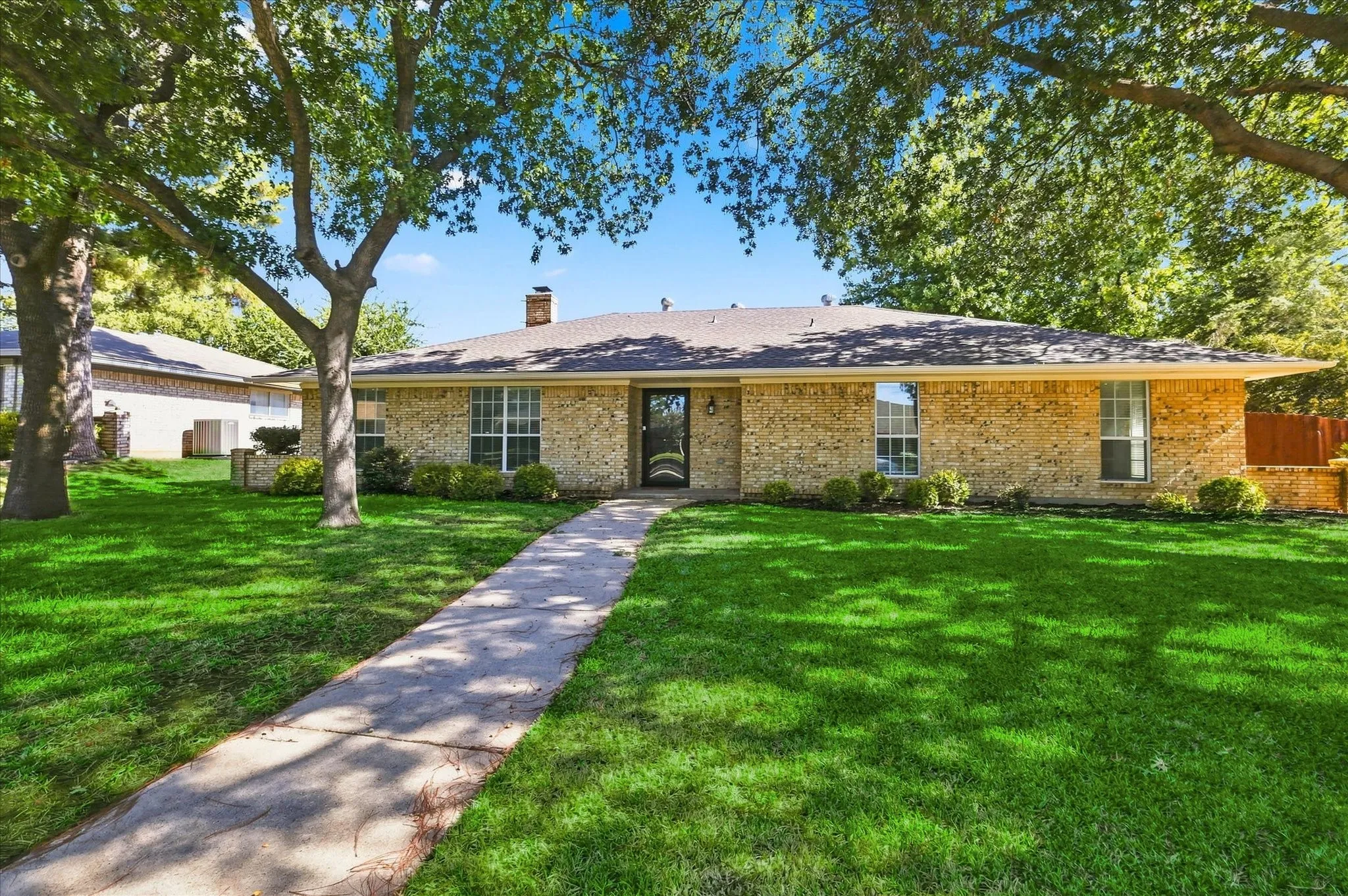 Single Family Residence For Sale in Denton County , 1407 Glenhill Lane, Lewisville, Texas 75077, 4 Bedroom, 3 Bathroom, 2 Garage spaces, 2,338 Sqft, built in 1975, mls#21373731, Real Estate Agent in Lewisville, Homes For Sale in Denton county, Homes For Sale in Lewisville, Realtor in Lewisville Texas, Real Estate Brokerage Independent Realty Texas, Luminita Cordes Realtor