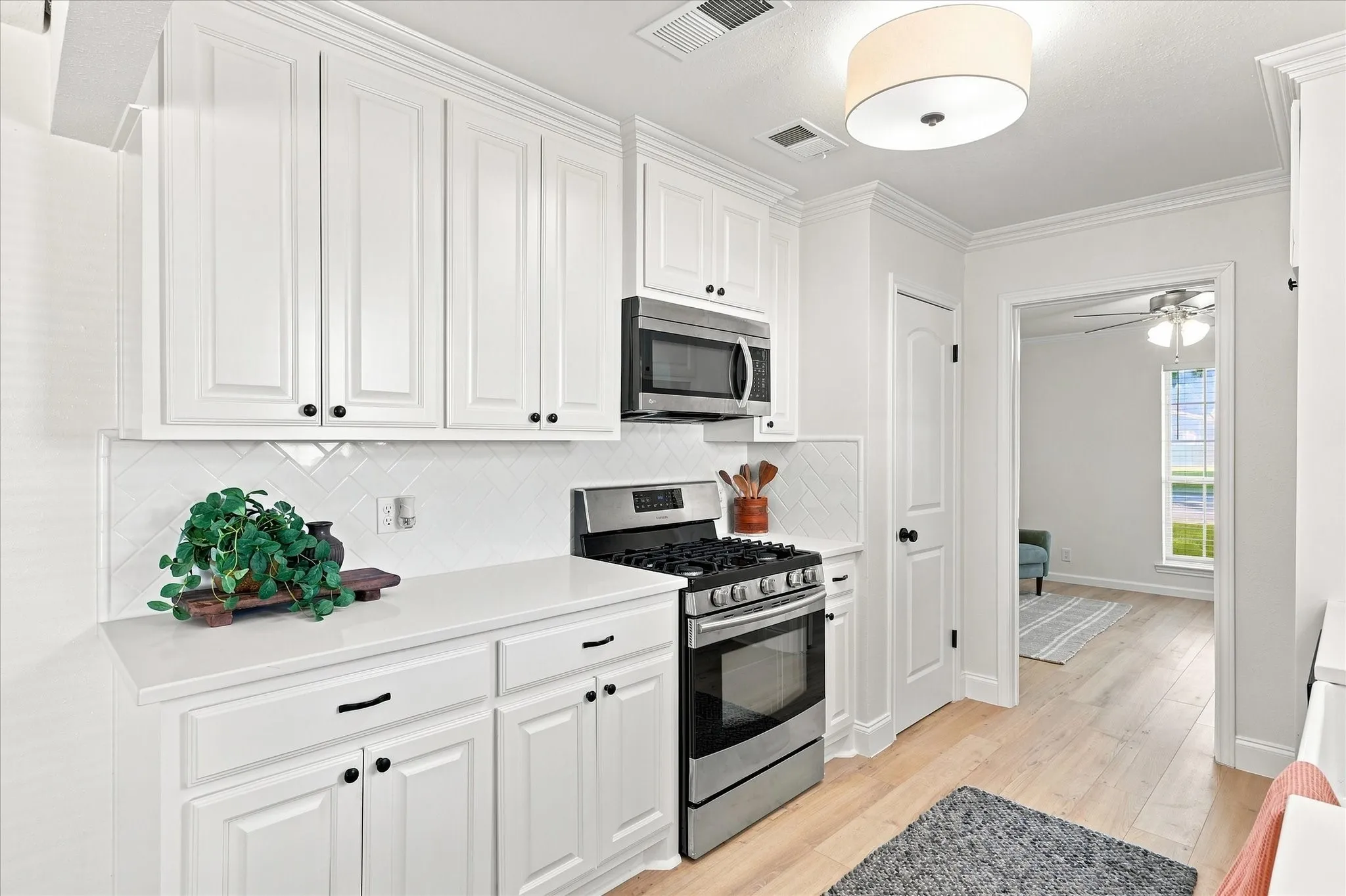 Single Family Residence For Sale in Denton County , 1407 Glenhill Lane, Lewisville, Texas 75077, 4 Bedroom, 3 Bathroom, 2 Garage spaces, 2,338 Sqft, built in 1975, mls#21373731, Real Estate Agent in Lewisville, Homes For Sale in Denton county, Homes For Sale in Lewisville, Realtor in Lewisville Texas, Real Estate Brokerage Independent Realty Texas, Luminita Cordes Realtor